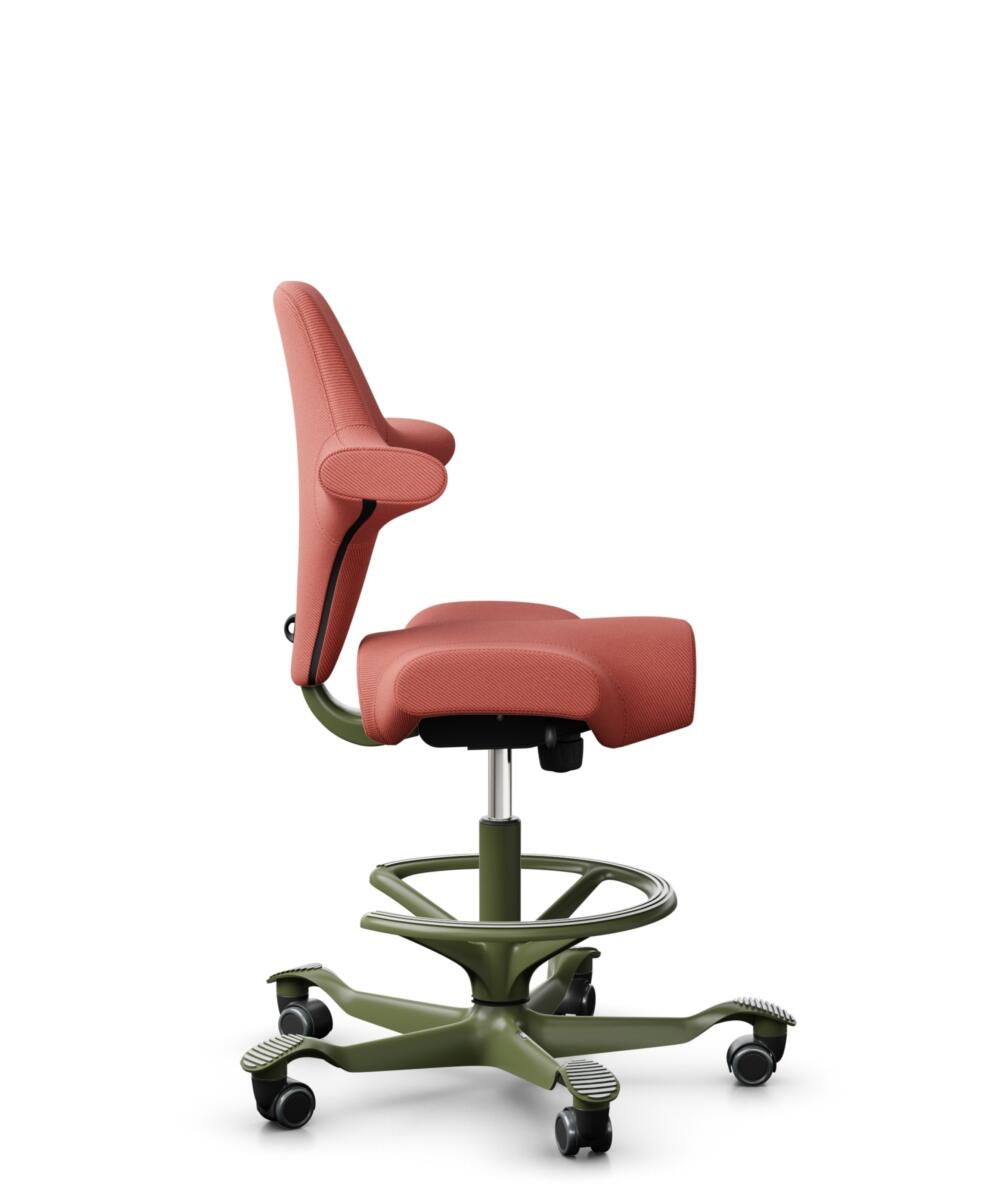 HÅG Capisco 8106 - Oceanic (Camira) - Gerecycled Polyester - OCI012 - Orange-red - Framekleur - Moss Grey - Gasveer - 265 mm (Zithoogte 53-79cm) - Vloercontact - Zachte wielen t.b.v. harde vloeren - Voetenring - Ja, in framekleur - Voetster - Nee, voet... - 2