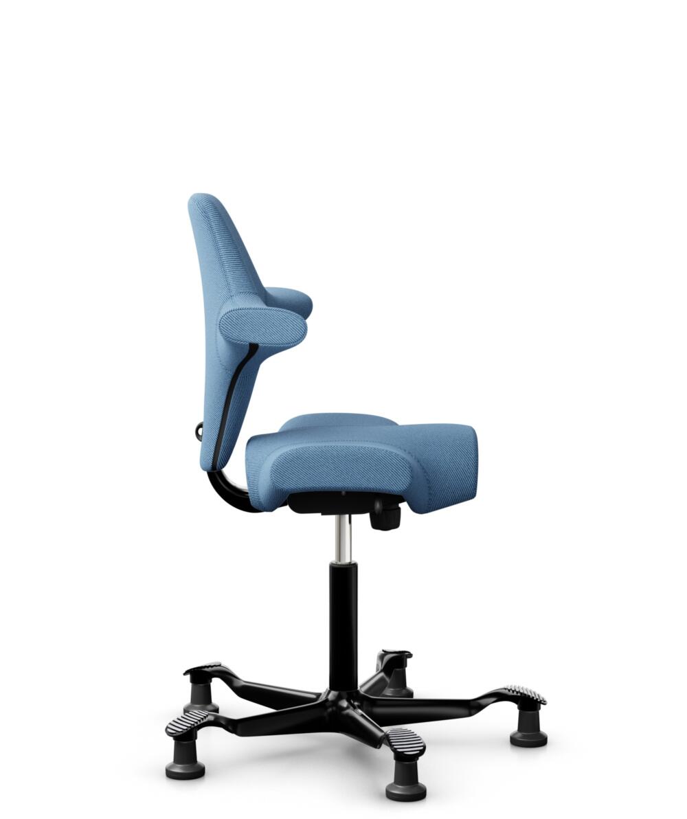 HÅG Capisco 8106 - Oceanic (Camira) - Gerecycled Polyester - OCI011 - Light blue - Framekleur - Zwart - Gasveer - 265 mm (Zithoogte 53-79cm) - Vloercontact - Glijdoppen - Voetenring - Nee, geen voetenring - Voetster - Nee, voetster in framekleur - 2