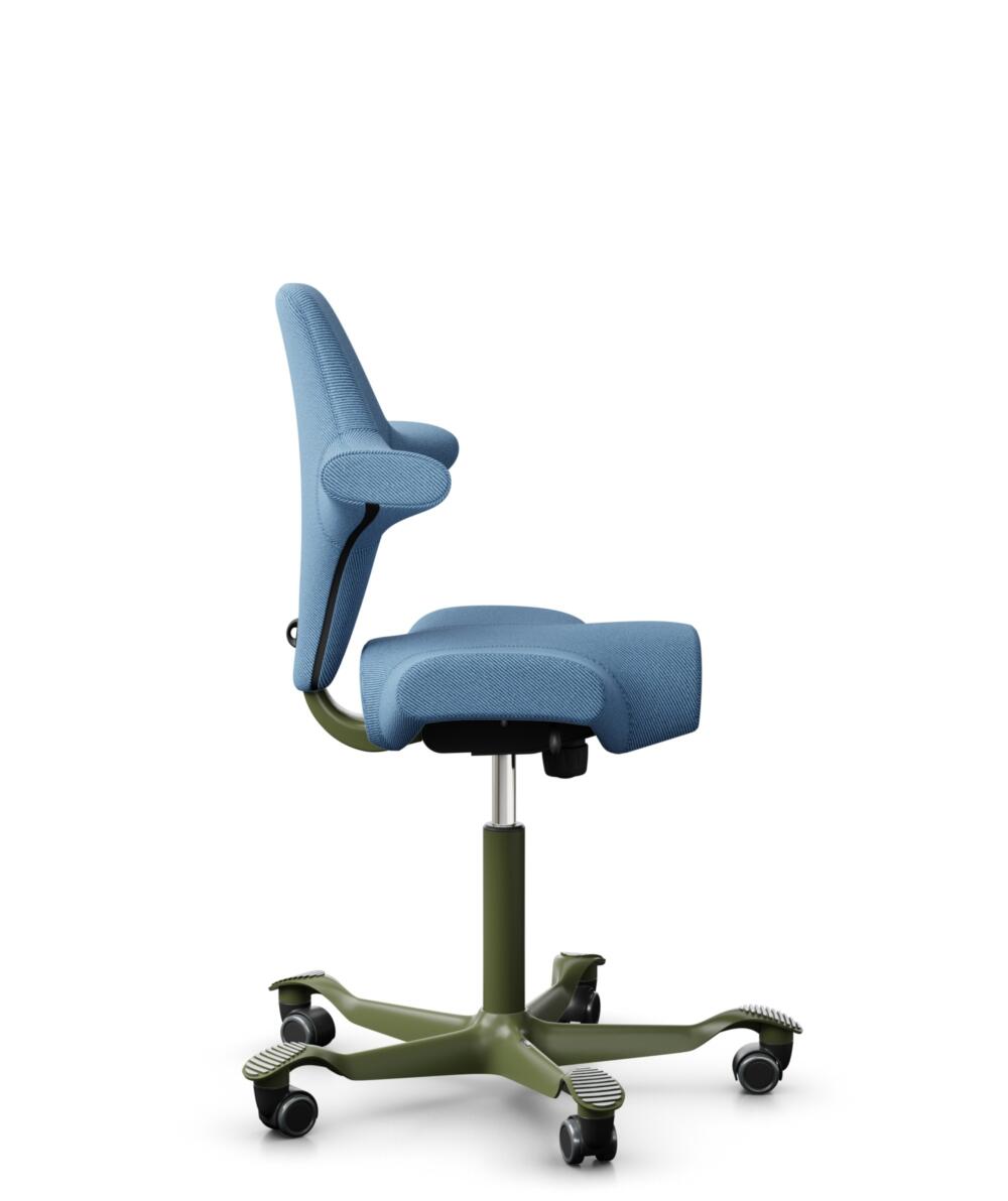 HÅG Capisco 8106 - Oceanic (Camira) - Gerecycled Polyester - OCI011 - Light blue - Framekleur - Moss Grey - Gasveer - 200 mm (Zithoogte 46-64cm) - Vloercontact - Harde wielen t.b.v. zachte vloeren - Voetenring - Nee, geen voetenring - Voetster - Nee, v... - 2