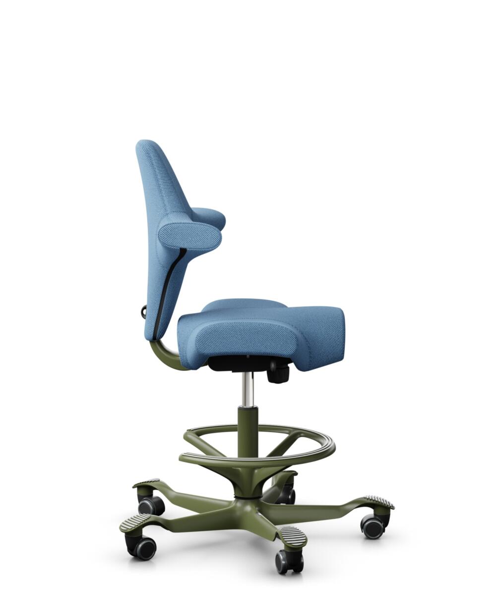 HÅG Capisco 8106 - Oceanic (Camira) - Gerecycled Polyester - OCI011 - Light blue - Framekleur - Moss Grey - Gasveer - 200 mm (Zithoogte 46-64cm) - Vloercontact - Harde wielen t.b.v. zachte vloeren - Voetenring - Ja, in framekleur - Voetster - Nee, voet... - 2