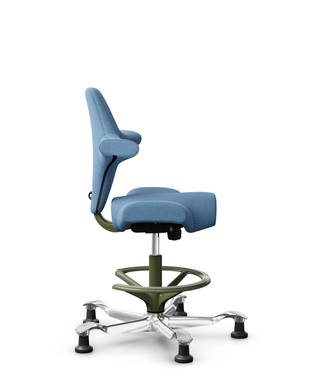 HÅG Capisco 8106 - Oceanic (Camira) - Gerecycled Polyester - OCI011 - Light blue - Framekleur - Moss Grey - Gasveer - 200 mm (Zithoogte 46-64cm) - Vloercontact - Glijdoppen - Voetenring - Ja, in framekleur - Voetster - Ja, voetster in gepolijst aluminium - 2