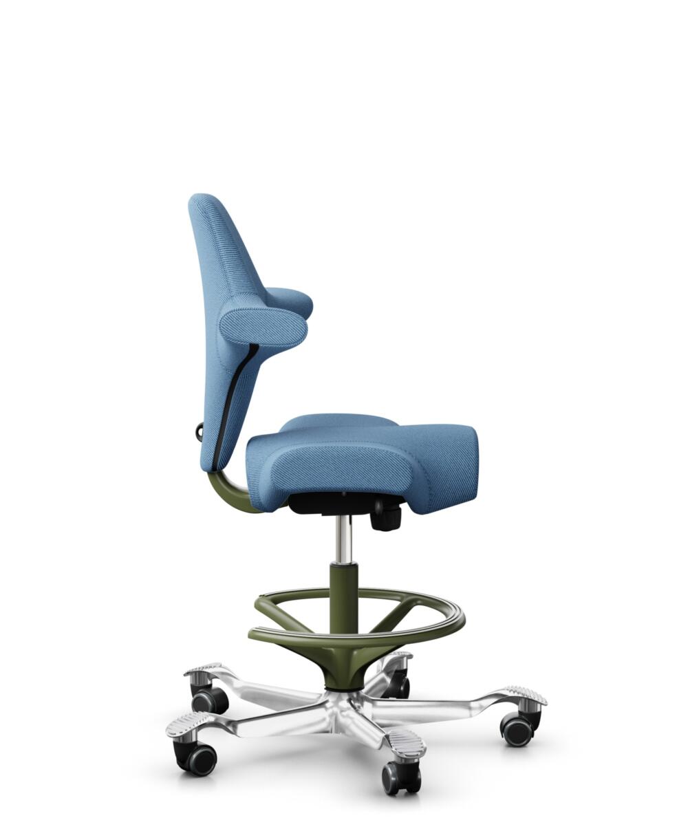HÅG Capisco 8106 - Oceanic (Camira) - Gerecycled Polyester - OCI011 - Light blue - Framekleur - Moss Grey - Gasveer - 265 mm (Zithoogte 53-79cm) - Vloercontact - Harde wielen t.b.v. zachte vloeren - Voetenring - Ja, in framekleur - Voetster - Ja, voets... - 2