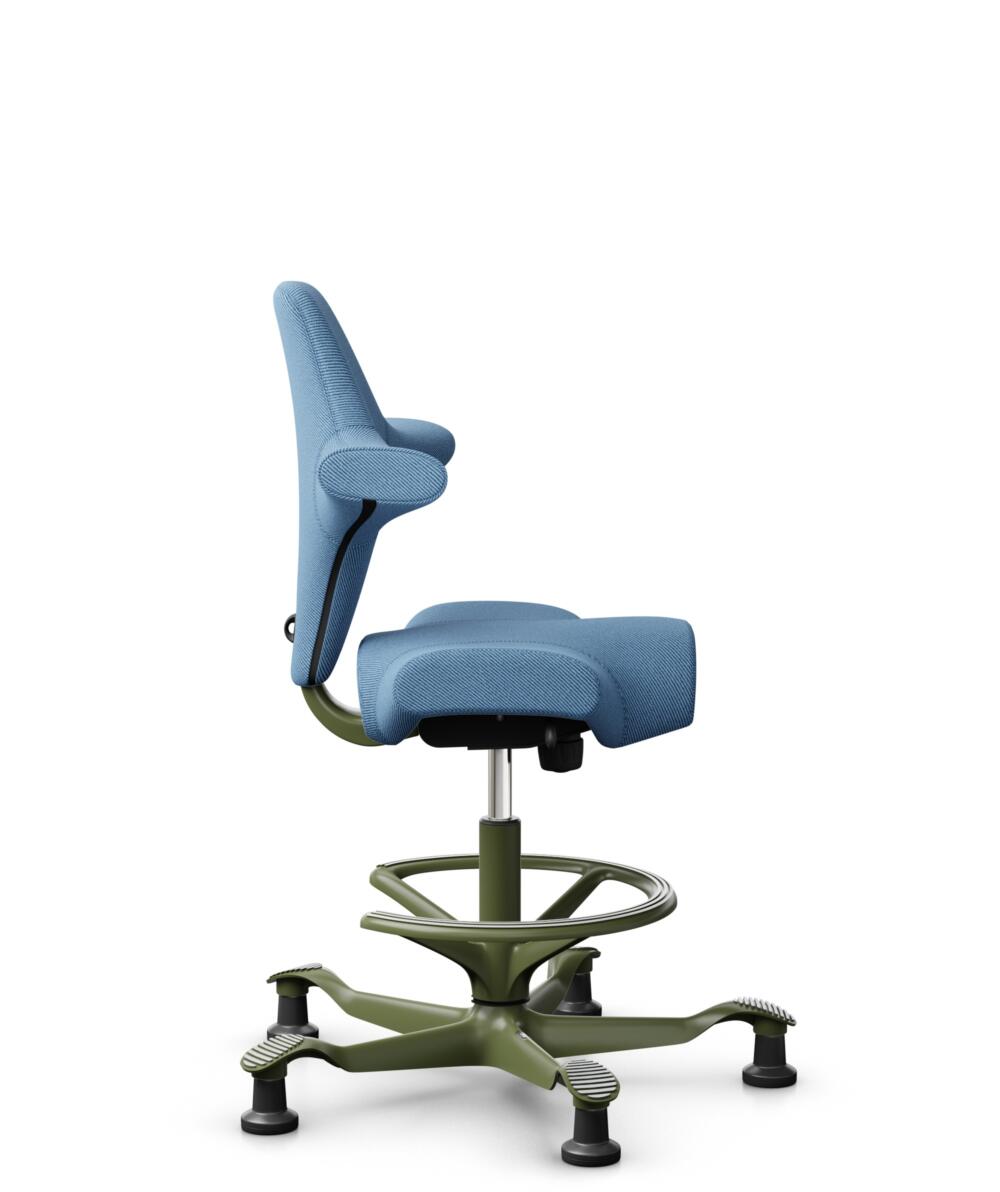 HÅG Capisco 8106 - Oceanic (Camira) - Gerecycled Polyester - OCI011 - Light blue - Framekleur - Moss Grey - Gasveer - 265 mm (Zithoogte 53-79cm) - Vloercontact - Glijdoppen - Voetenring - Ja, in framekleur - Voetster - Nee, voetster in framekleur - 2