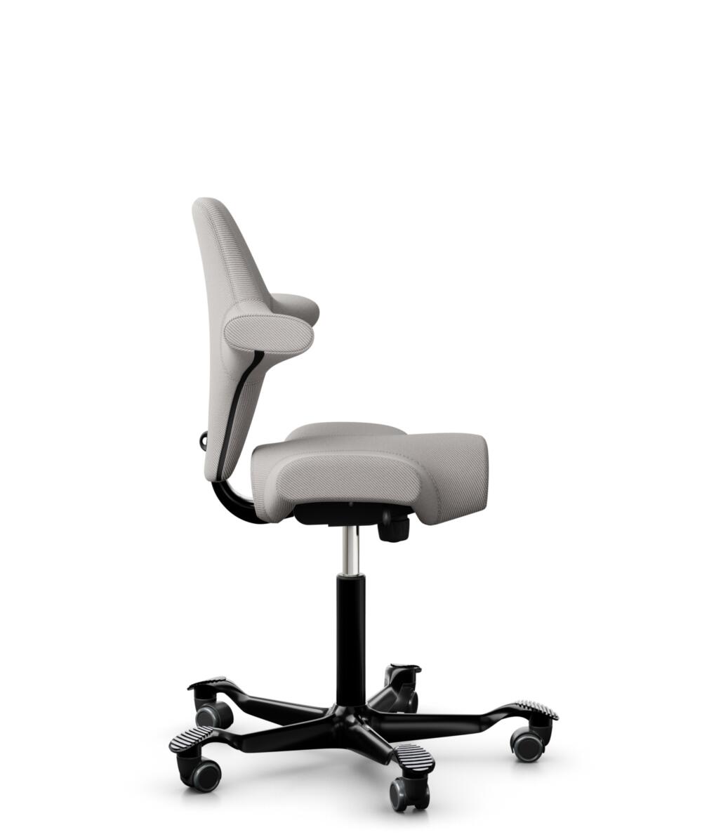 HÅG Capisco 8106 - Oceanic (Camira) - Gerecycled Polyester - OCI014 - Light beige - Framekleur - Zwart - Gasveer - 150 mm (Zithoogte 40-55cm) - Vloercontact - Zachte wielen t.b.v. harde vloeren - Voetenring - Nee, geen voetenring - Voetster - Nee, voet... - 2