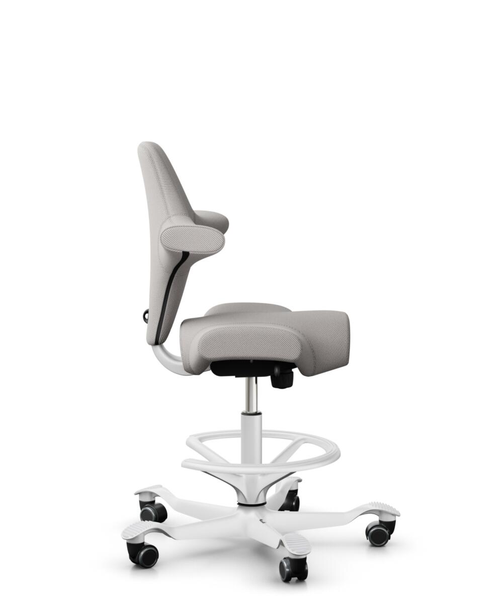 HÅG Capisco 8106 - Oceanic (Camira) - Gerecycled Polyester - OCI014 - Light beige - Framekleur - Wit - Gasveer - 200 mm (Zithoogte 46-64cm) - Vloercontact - Zachte wielen t.b.v. harde vloeren - Voetenring - Ja, in framekleur - Voetster - Nee, voetster ... - 2
