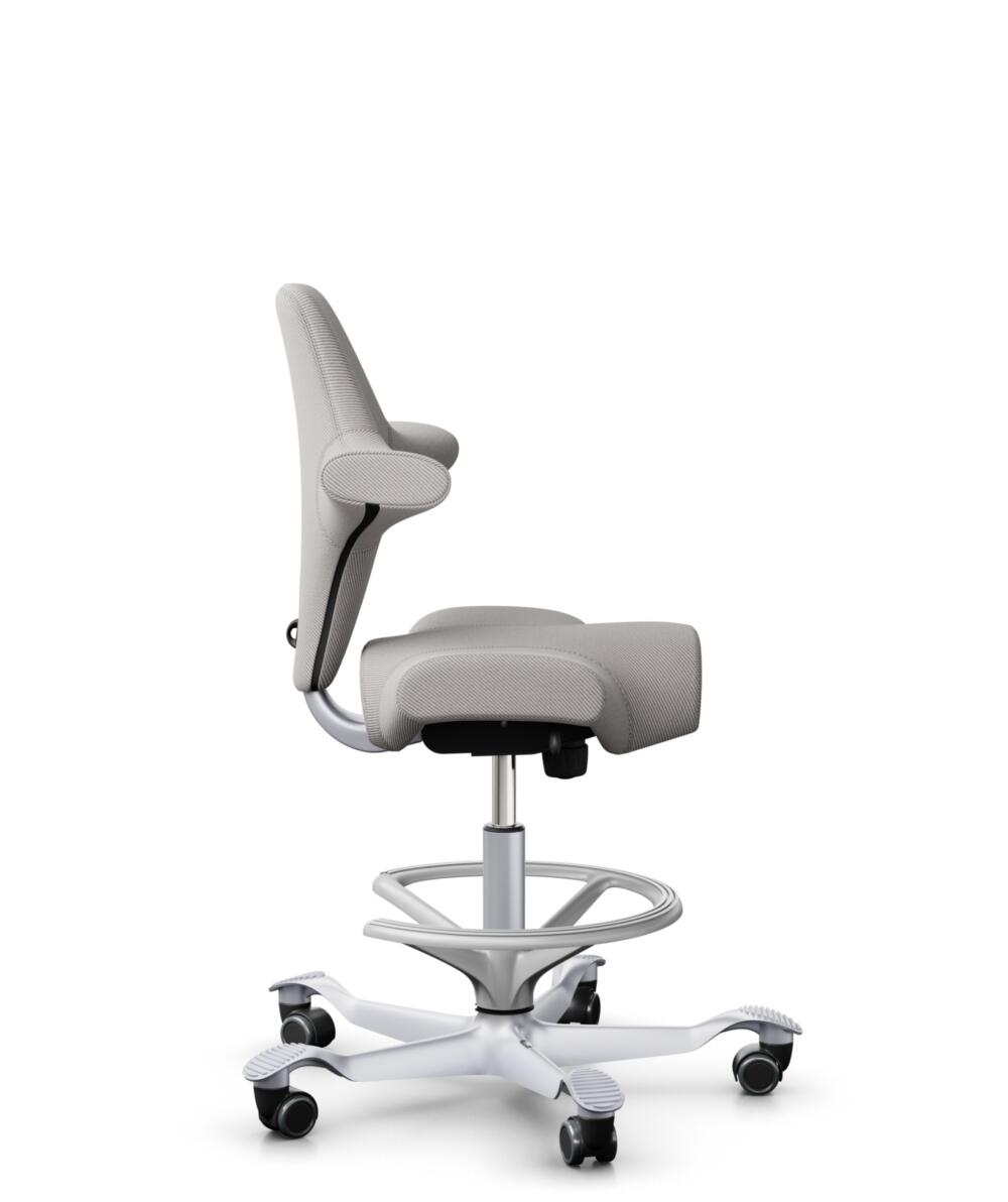 HÅG Capisco 8106 - Oceanic (Camira) - Gerecycled Polyester - OCI014 - Light beige - Framekleur - Zilver - Gasveer - 200 mm (Zithoogte 46-64cm) - Vloercontact - Zachte wielen t.b.v. harde vloeren - Voetenring - Ja, in framekleur - Voetster - Nee, voetst... - 2