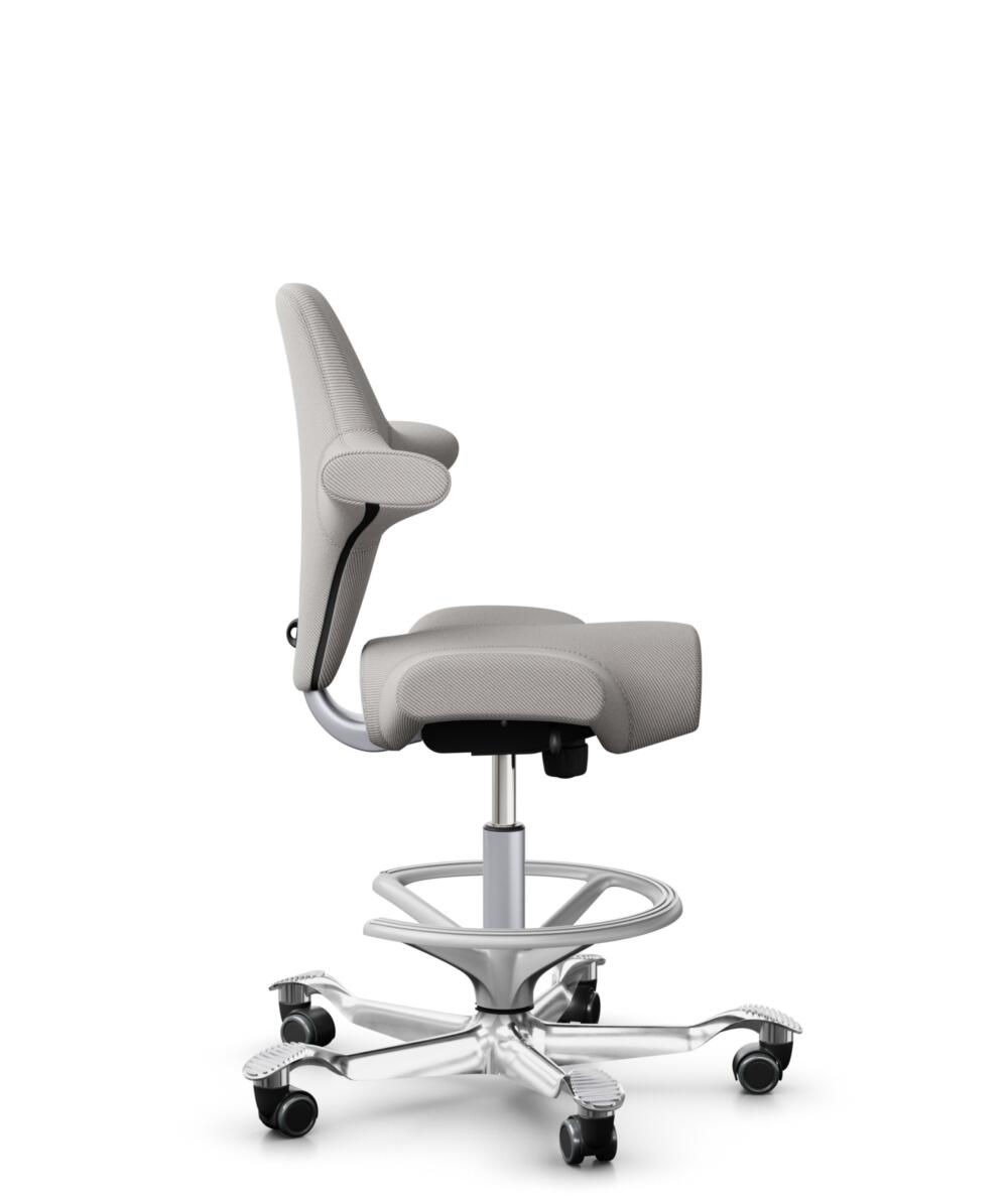 HÅG Capisco 8106 - Oceanic (Camira) - Gerecycled Polyester - OCI014 - Light beige - Framekleur - Zilver - Gasveer - 265 mm (Zithoogte 53-79cm) - Vloercontact - Harde wielen t.b.v. zachte vloeren - Voetenring - Ja, in framekleur - Voetster - Ja, voetste... - 2