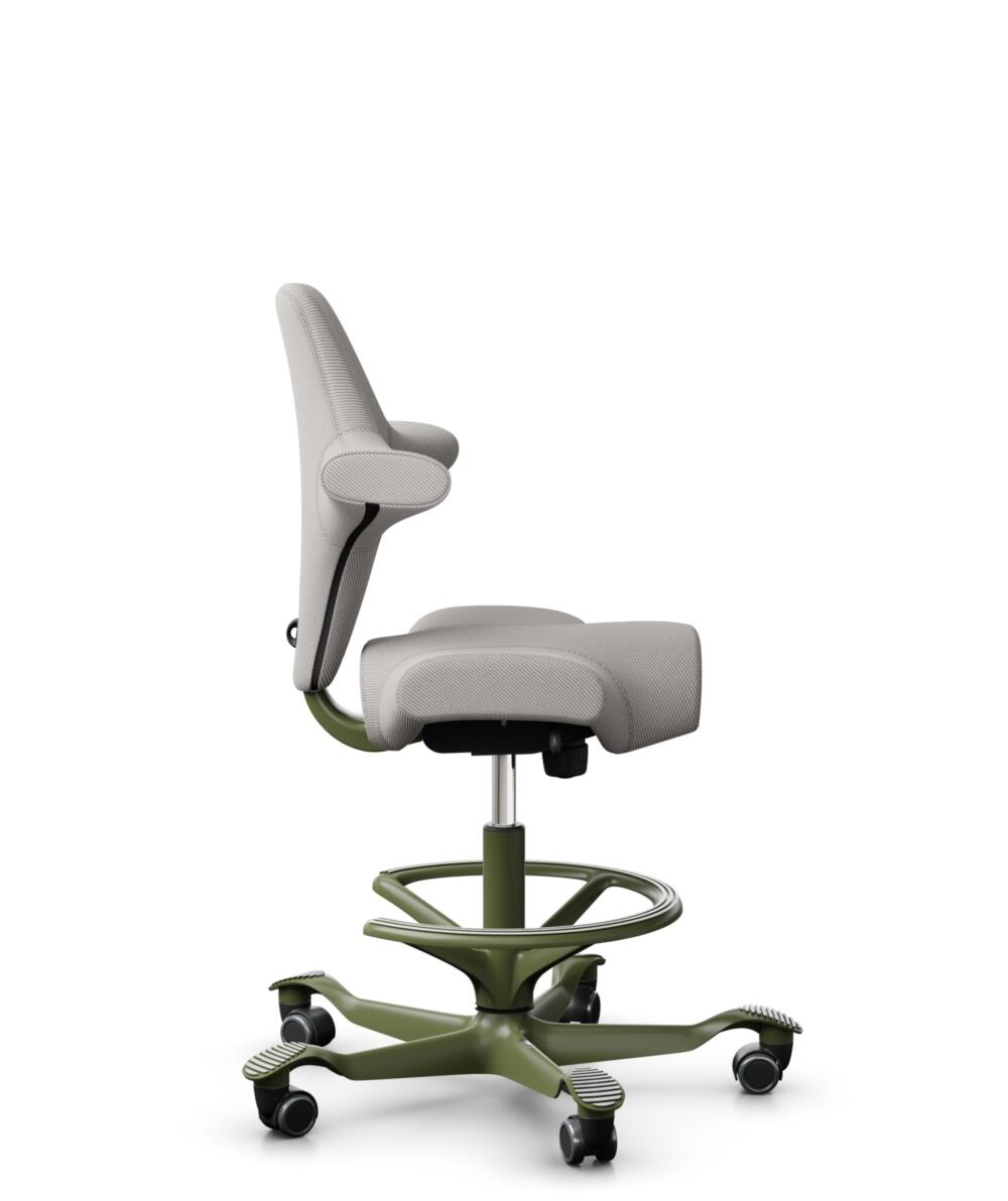 HÅG Capisco 8106 - Oceanic (Camira) - Gerecycled Polyester - OCI014 - Light beige - Framekleur - Moss Grey - Gasveer - 200 mm (Zithoogte 46-64cm) - Vloercontact - Harde wielen t.b.v. zachte vloeren - Voetenring - Ja, in framekleur - Voetster - Nee, voe... - 2