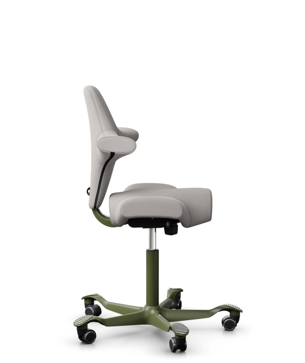 HÅG Capisco 8106 - Oceanic (Camira) - Gerecycled Polyester - OCI014 - Light beige - Framekleur - Moss Grey - Gasveer - 200 mm (Zithoogte 46-64cm) - Vloercontact - Zachte wielen t.b.v. harde vloeren - Voetenring - Nee, geen voetenring - Voetster - Nee, ... - 2