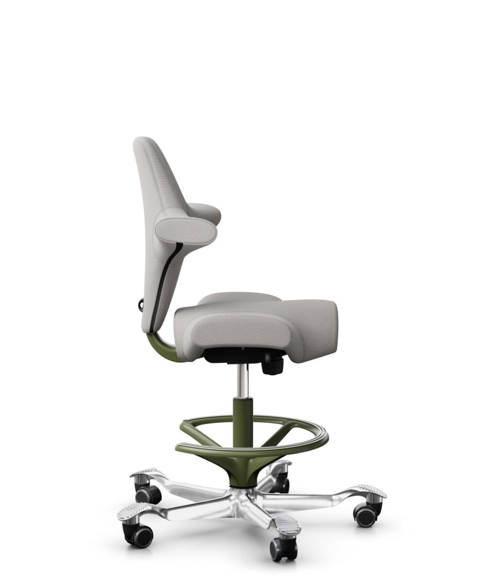 HÅG Capisco 8106 - Oceanic (Camira) - Gerecycled Polyester - OCI014 - Light beige - Framekleur - Moss Grey - Gasveer - 265 mm (Zithoogte 53-79cm) - Vloercontact - Harde wielen t.b.v. zachte vloeren - Voetenring - Ja, in framekleur - Voetster - Ja, voet... - 2