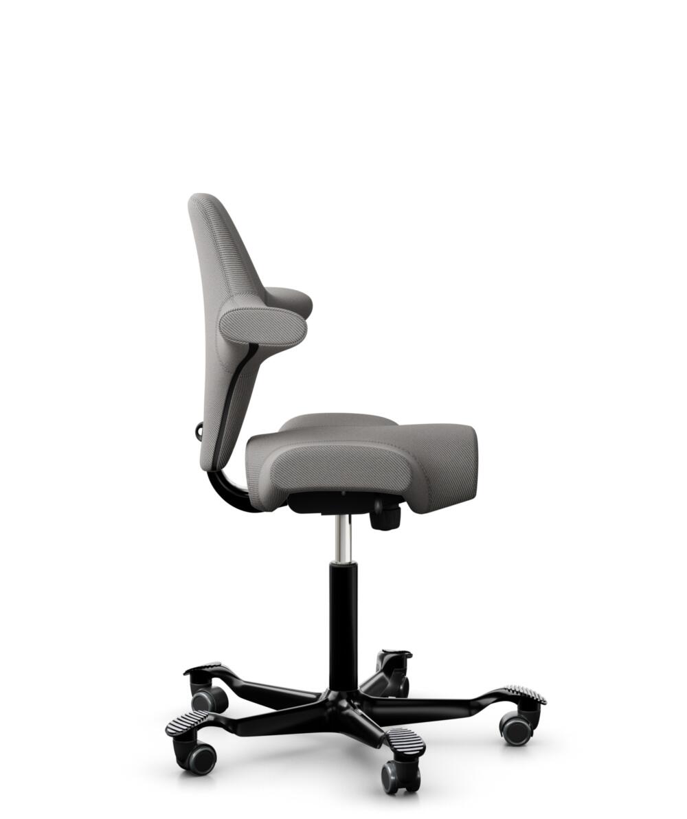 HÅG Capisco 8106 - Oceanic (Camira) - Gerecycled Polyester - OCI008 - Warm grey - Framekleur - Zwart - Gasveer - 265 mm (Zithoogte 53-79cm) - Vloercontact - Harde wielen t.b.v. zachte vloeren - Voetenring - Nee, geen voetenring - Voetster - Nee, voetst... - 2