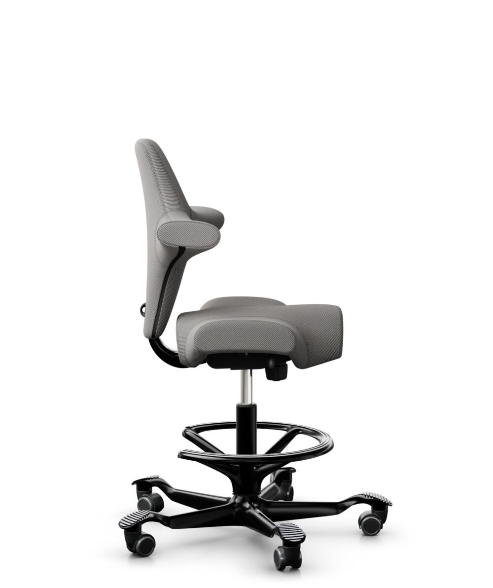 HÅG Capisco 8106 - Oceanic (Camira) - Gerecycled Polyester - OCI008 - Warm grey - Framekleur - Zwart - Gasveer - 265 mm (Zithoogte 53-79cm) - Vloercontact - Harde wielen t.b.v. zachte vloeren - Voetenring - Ja, in framekleur - Voetster - Nee, voetster ... - 2