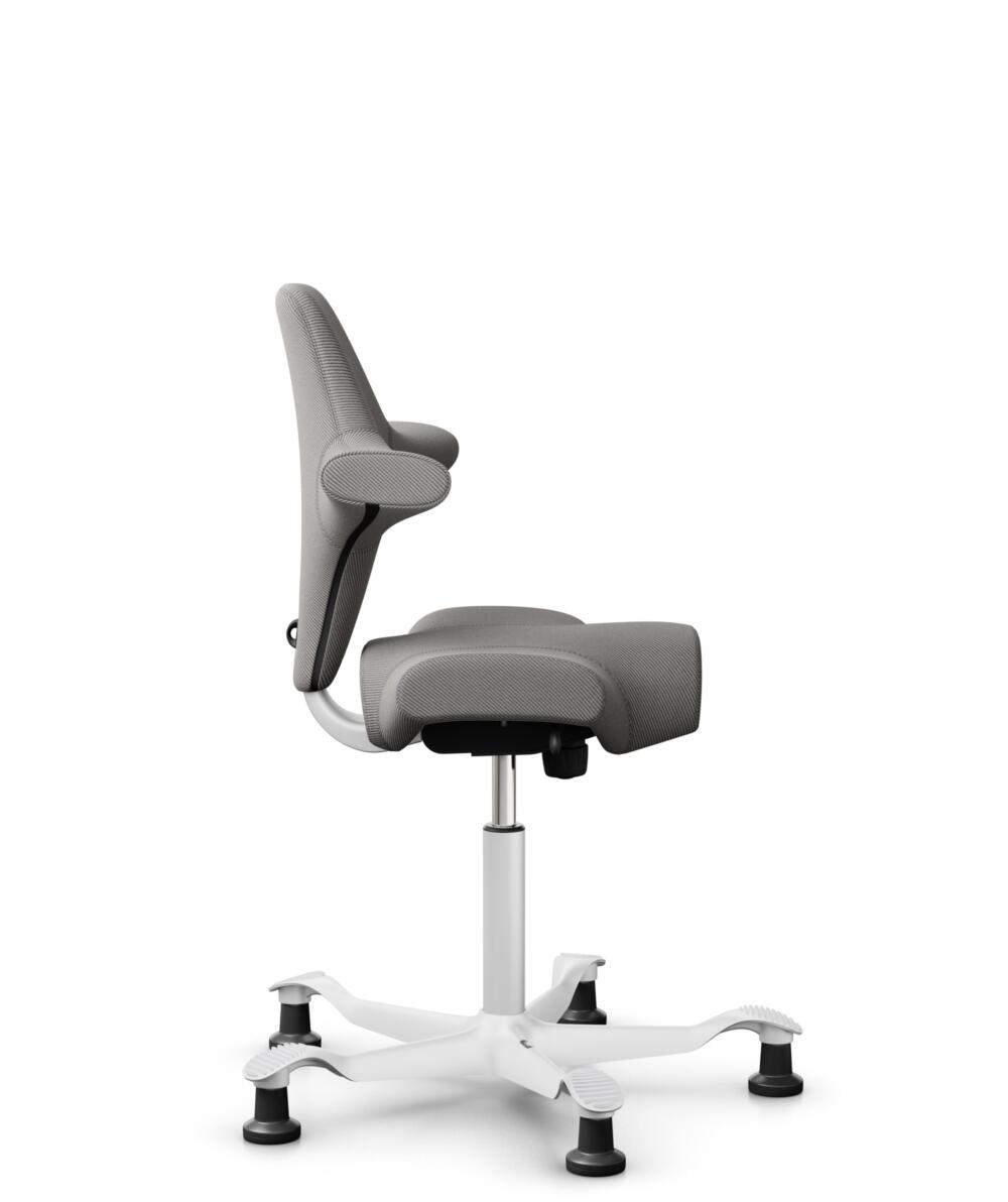 HÅG Capisco 8106 - Oceanic (Camira) - Gerecycled Polyester - OCI008 - Warm grey - Framekleur - Wit - Gasveer - 200 mm (Zithoogte 46-64cm) - Vloercontact - Glijdoppen - Voetenring - Nee, geen voetenring - Voetster - Nee, voetster in framekleur - 2
