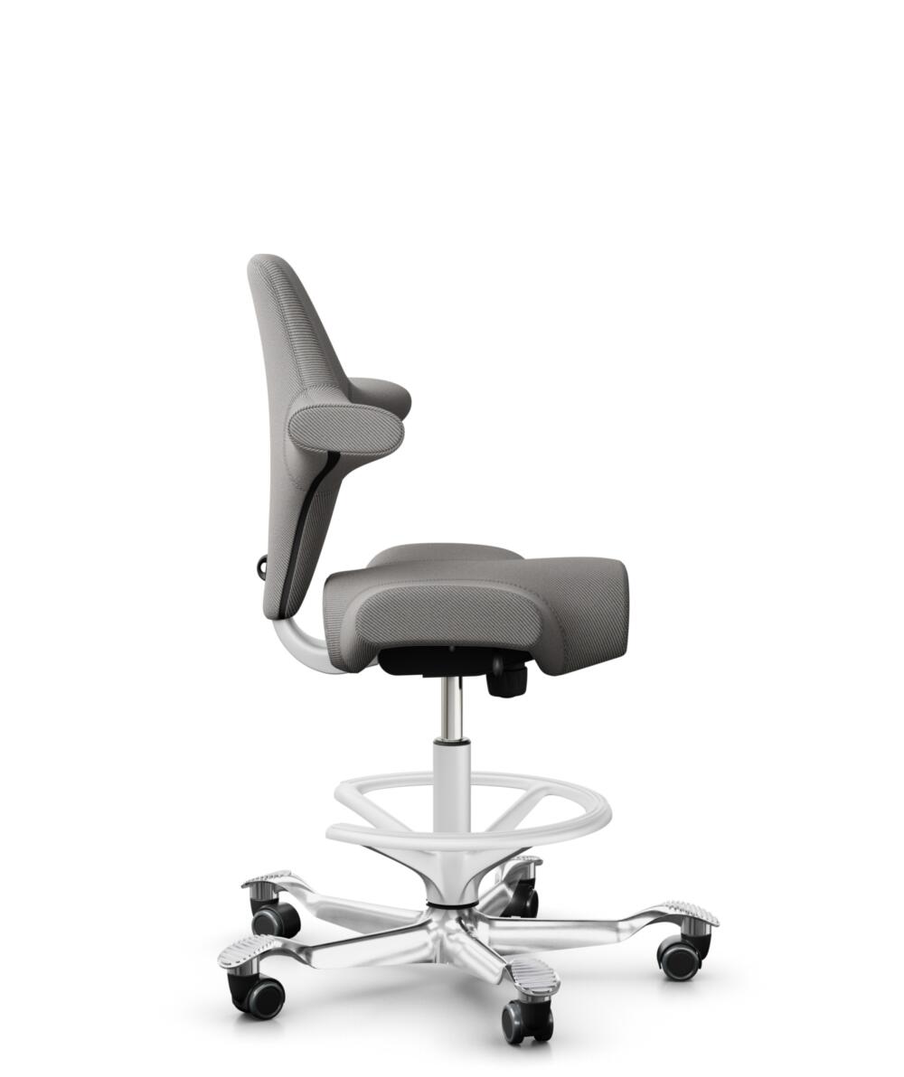 HÅG Capisco 8106 - Oceanic (Camira) - Gerecycled Polyester - OCI008 - Warm grey - Framekleur - Wit - Gasveer - 265 mm (Zithoogte 53-79cm) - Vloercontact - Harde wielen t.b.v. zachte vloeren - Voetenring - Ja, in framekleur - Voetster - Ja, voetster in ... - 2