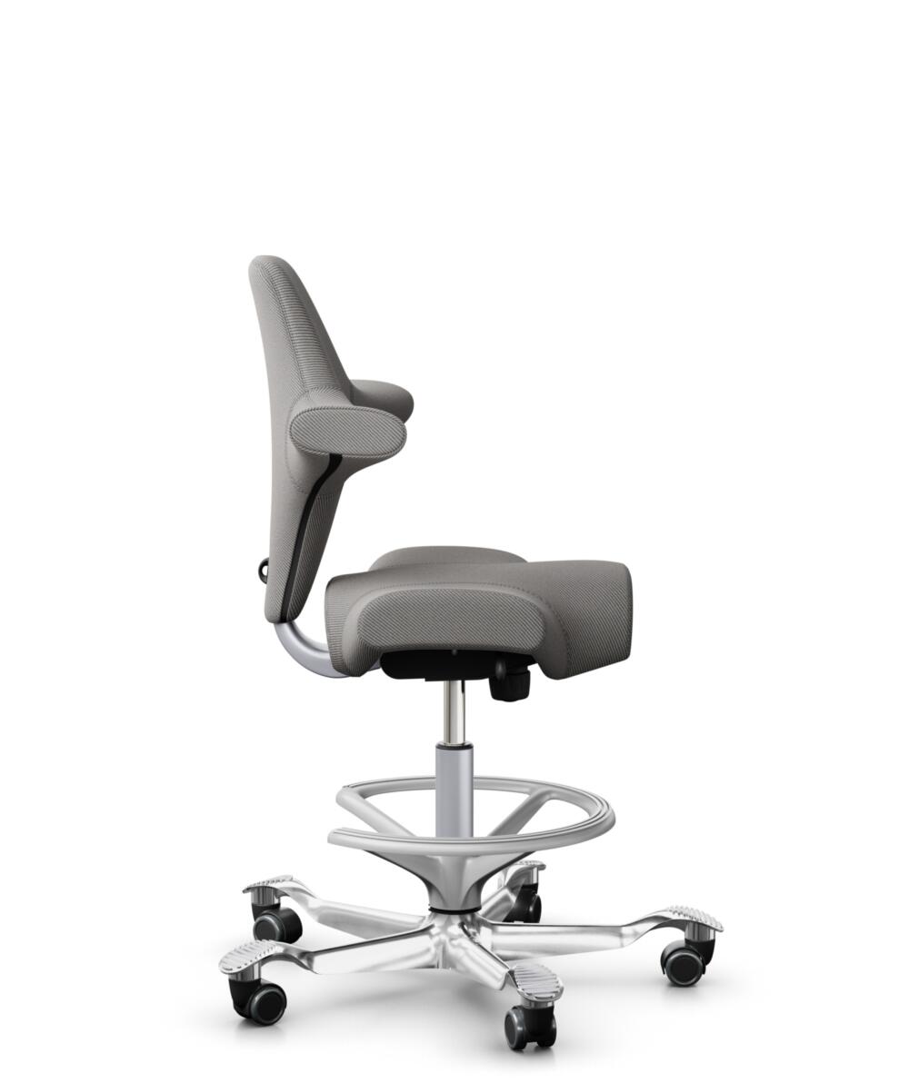 HÅG Capisco 8106 - Oceanic (Camira) - Gerecycled Polyester - OCI008 - Warm grey - Framekleur - Zilver - Gasveer - 200 mm (Zithoogte 46-64cm) - Vloercontact - Zachte wielen t.b.v. harde vloeren - Voetenring - Ja, in framekleur - Voetster - Ja, voetster ... - 2
