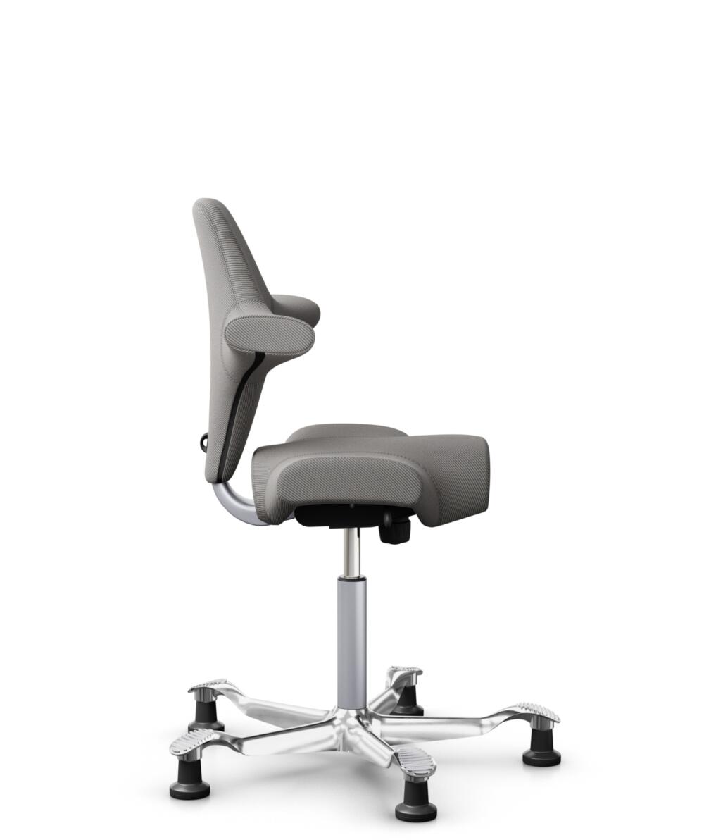 HÅG Capisco 8106 - Oceanic (Camira) - Gerecycled Polyester - OCI008 - Warm grey - Framekleur - Zilver - Gasveer - 200 mm (Zithoogte 46-64cm) - Vloercontact - Glijdoppen - Voetenring - Nee, geen voetenring - Voetster - Ja, voetster in gepolijst aluminium - 2