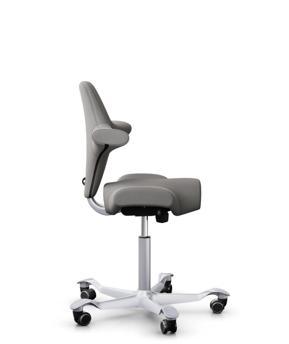 HÅG Capisco 8106 - Oceanic (Camira) - Gerecycled Polyester - OCI008 - Warm grey - Framekleur - Zilver - Gasveer - 265 mm (Zithoogte 53-79cm) - Vloercontact - Harde wielen t.b.v. zachte vloeren - Voetenring - Nee, geen voetenring - Voetster - Nee, voets... - 2