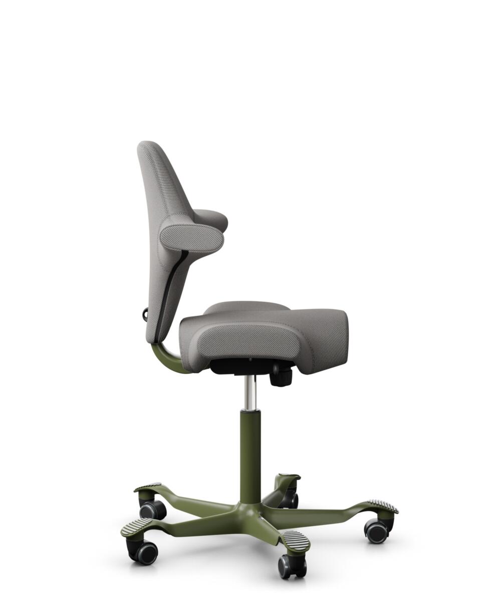 HÅG Capisco 8106 - Oceanic (Camira) - Gerecycled Polyester - OCI008 - Warm grey - Framekleur - Moss Grey - Gasveer - 150 mm (Zithoogte 40-55cm) - Vloercontact - Zachte wielen t.b.v. harde vloeren - Voetenring - Nee, geen voetenring - Voetster - Nee, vo... - 2