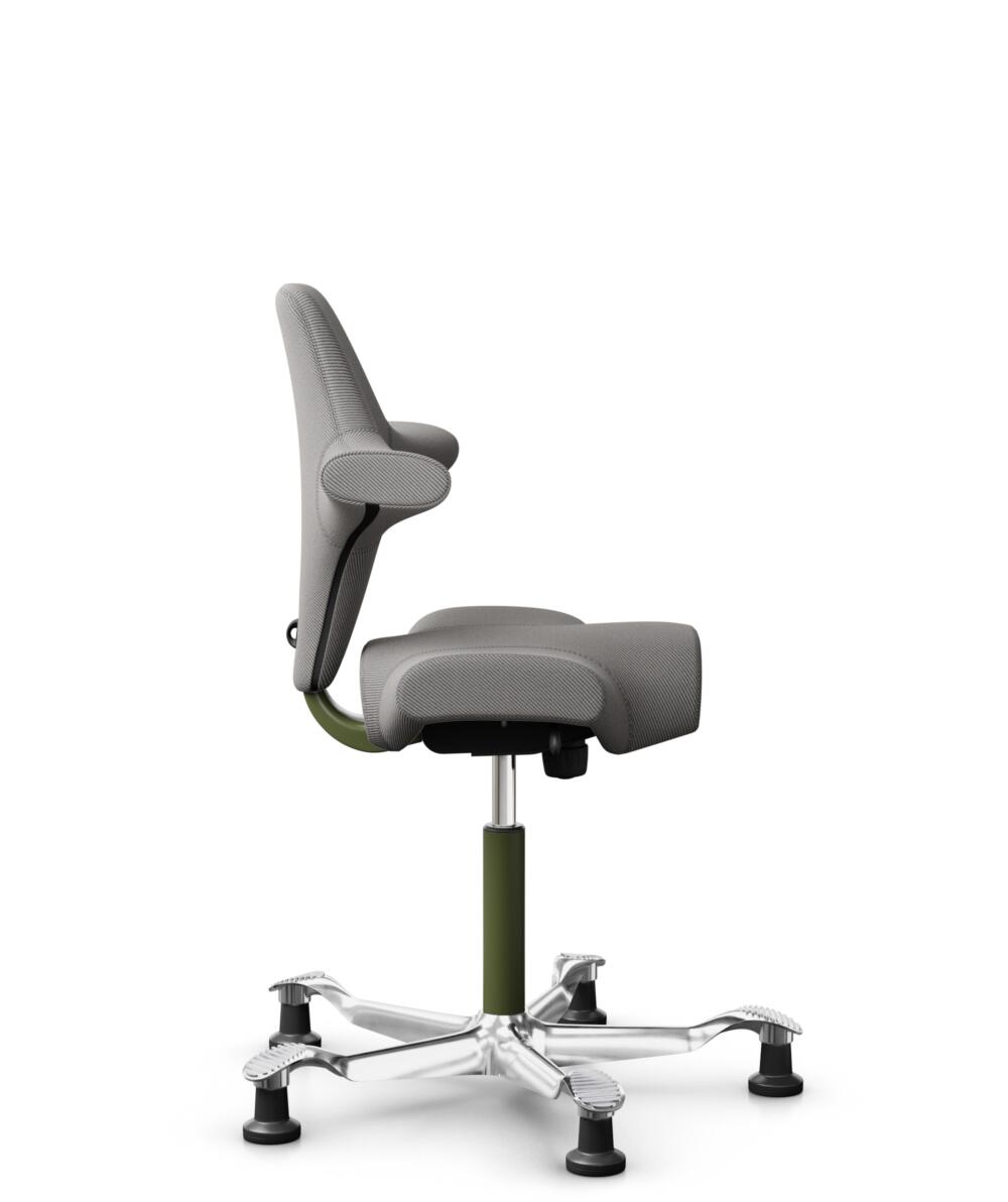 HÅG Capisco 8106 - Oceanic (Camira) - Gerecycled Polyester - OCI008 - Warm grey - Framekleur - Moss Grey - Gasveer - 150 mm (Zithoogte 40-55cm) - Vloercontact - Glijdoppen - Voetenring - Nee, geen voetenring - Voetster - Ja, voetster in gepolijst alumi... - 2