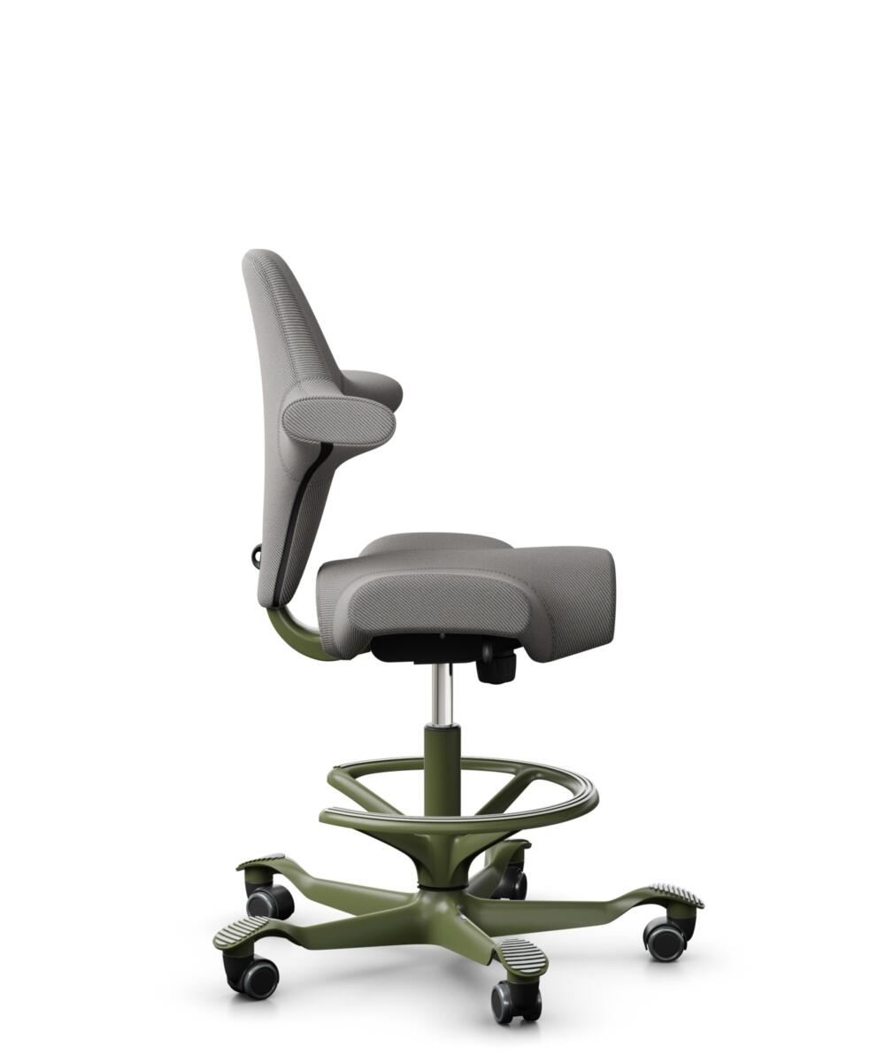 HÅG Capisco 8106 - Oceanic (Camira) - Gerecycled Polyester - OCI008 - Warm grey - Framekleur - Moss Grey - Gasveer - 200 mm (Zithoogte 46-64cm) - Vloercontact - Zachte wielen t.b.v. harde vloeren - Voetenring - Ja, in framekleur - Voetster - Nee, voets... - 2