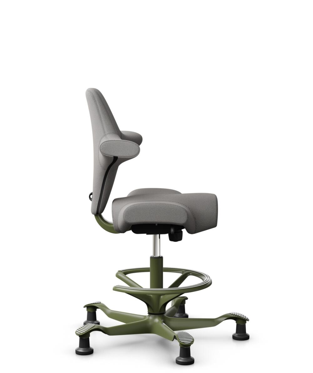 HÅG Capisco 8106 - Oceanic (Camira) - Gerecycled Polyester - OCI008 - Warm grey - Framekleur - Moss Grey - Gasveer - 200 mm (Zithoogte 46-64cm) - Vloercontact - Glijdoppen - Voetenring - Ja, in framekleur - Voetster - Nee, voetster in framekleur - 2