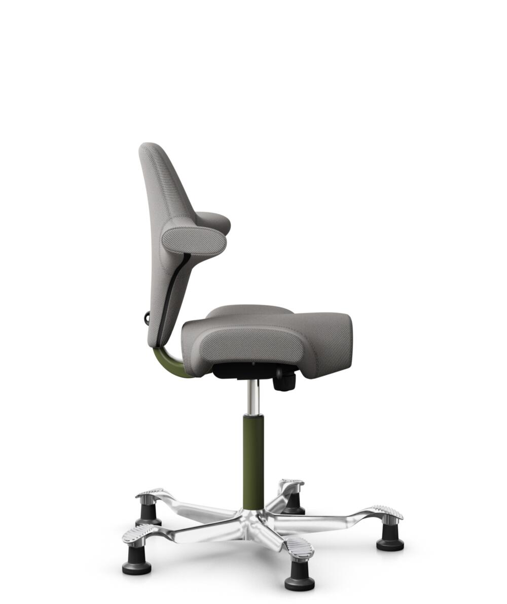 HÅG Capisco 8106 - Oceanic (Camira) - Gerecycled Polyester - OCI008 - Warm grey - Framekleur - Moss Grey - Gasveer - 265 mm (Zithoogte 53-79cm) - Vloercontact - Glijdoppen - Voetenring - Nee, geen voetenring - Voetster - Ja, voetster in gepolijst alumi... - 2