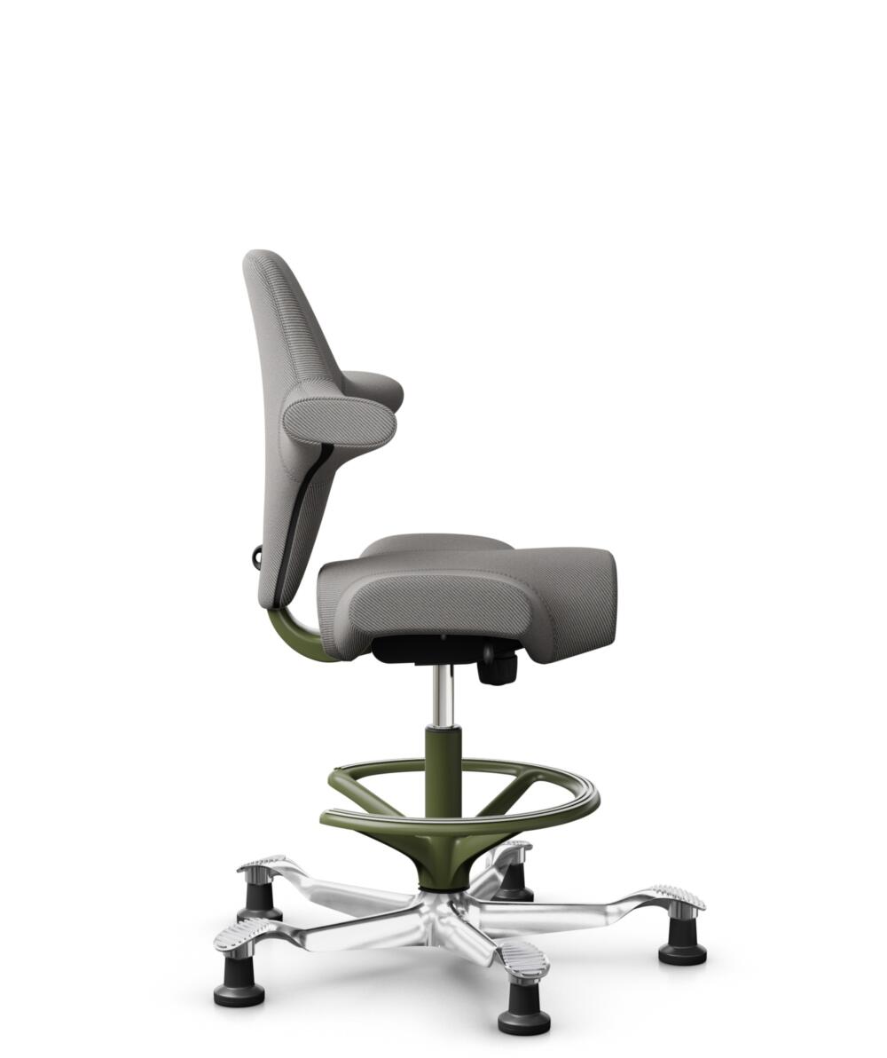 HÅG Capisco 8106 - Oceanic (Camira) - Gerecycled Polyester - OCI008 - Warm grey - Framekleur - Moss Grey - Gasveer - 265 mm (Zithoogte 53-79cm) - Vloercontact - Glijdoppen - Voetenring - Ja, in framekleur - Voetster - Ja, voetster in gepolijst aluminium - 2