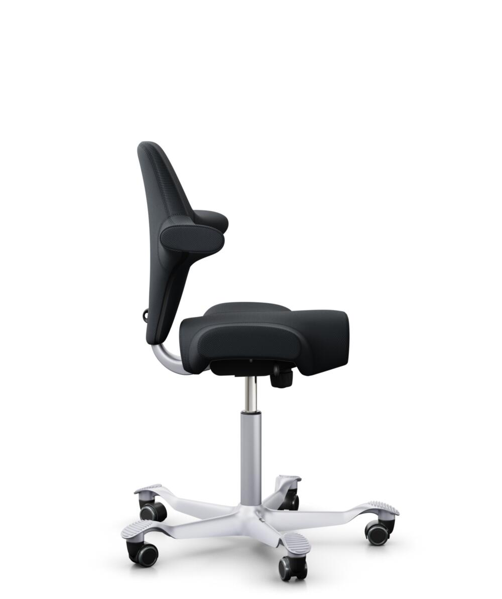 HÅG Capisco 8106 - Oceanic (Camira) - Gerecycled Polyester - OCI001 - Black - Framekleur - Zilver - Gasveer - 200 mm (Zithoogte 46-64cm) - Vloercontact - Harde wielen t.b.v. zachte vloeren - Voetenring - Nee, geen voetenring - Voetster - Nee, voetster ... - 2