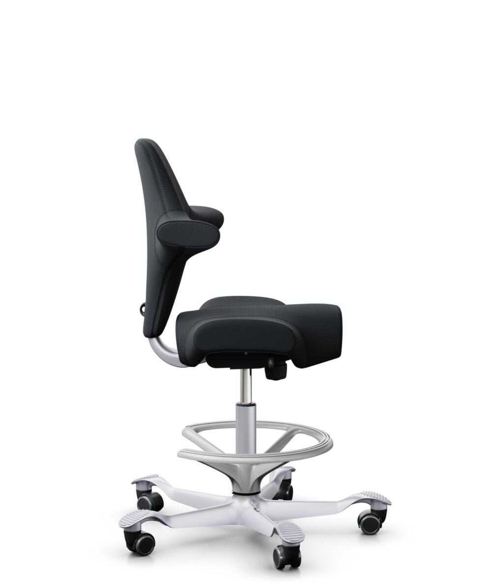 HÅG Capisco 8106 - Oceanic (Camira) - Gerecycled Polyester - OCI001 - Black - Framekleur - Zilver - Gasveer - 200 mm (Zithoogte 46-64cm) - Vloercontact - Zachte wielen t.b.v. harde vloeren - Voetenring - Ja, in framekleur - Voetster - Nee, voetster in ... - 2