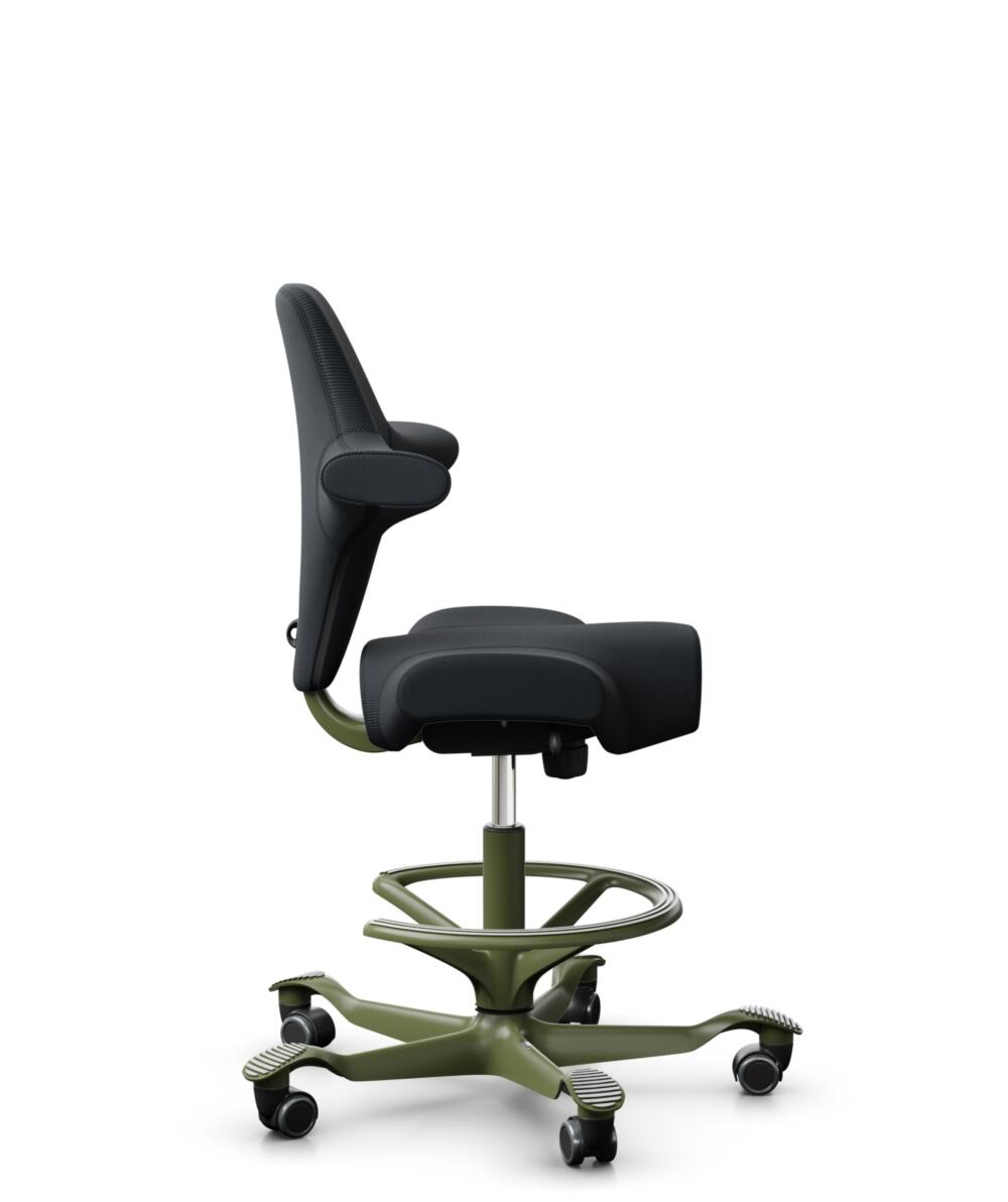 HÅG Capisco 8106 - Oceanic (Camira) - Gerecycled Polyester - OCI001 - Black - Framekleur - Moss Grey - Gasveer - 200 mm (Zithoogte 46-64cm) - Vloercontact - Harde wielen t.b.v. zachte vloeren - Voetenring - Ja, in framekleur - Voetster - Nee, voetster ... - 2