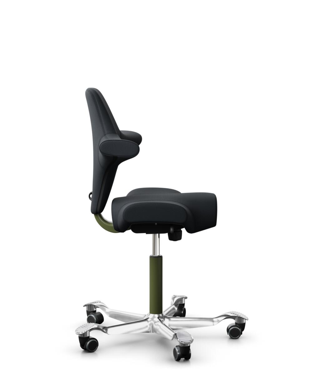 HÅG Capisco 8106 - Oceanic (Camira) - Gerecycled Polyester - OCI001 - Black - Framekleur - Moss Grey - Gasveer - 200 mm (Zithoogte 46-64cm) - Vloercontact - Zachte wielen t.b.v. harde vloeren - Voetenring - Nee, geen voetenring - Voetster - Ja, voetste... - 2