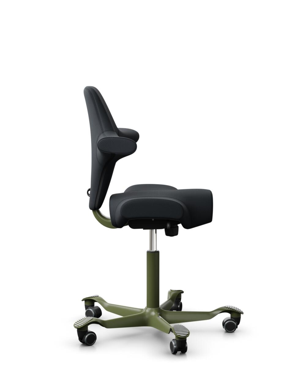 HÅG Capisco 8106 - Oceanic (Camira) - Gerecycled Polyester - OCI001 - Black - Framekleur - Moss Grey - Gasveer - 265 mm (Zithoogte 53-79cm) - Vloercontact - Harde wielen t.b.v. zachte vloeren - Voetenring - Nee, geen voetenring - Voetster - Nee, voetst... - 2