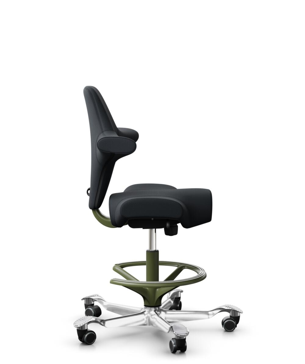 HÅG Capisco 8106 - Oceanic (Camira) - Gerecycled Polyester - OCI001 - Black - Framekleur - Moss Grey - Gasveer - 265 mm (Zithoogte 53-79cm) - Vloercontact - Zachte wielen t.b.v. harde vloeren - Voetenring - Ja, in framekleur - Voetster - Ja, voetster i... - 2