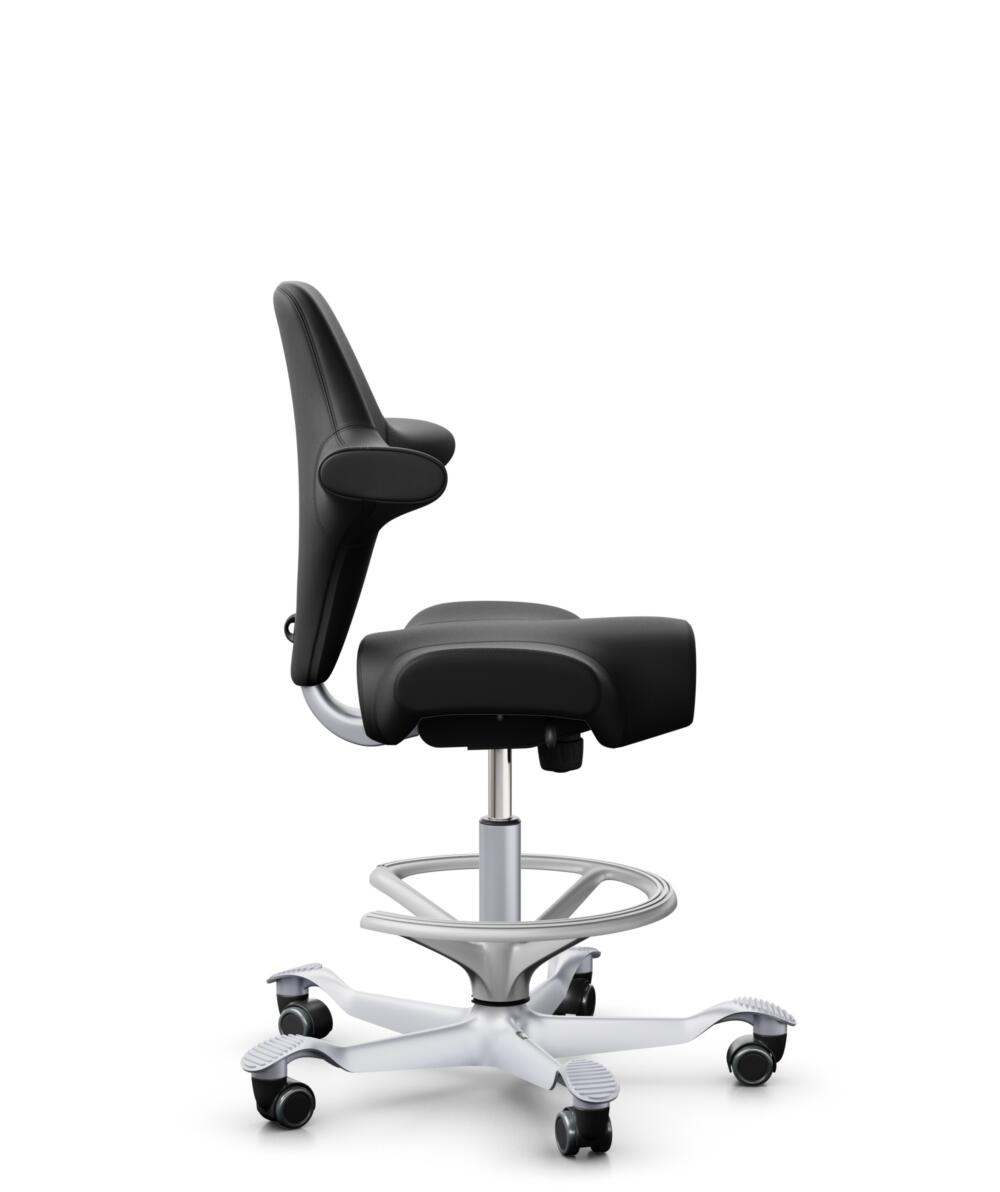 HÅG Capisco 8106 - Illusion 3.0 (Nevotex) - Polyurethaan Kunstleer - ILU3110 - Black - Framekleur - Zilver - Gasveer - 265 mm (Zithoogte 53-79cm) - Vloercontact - Harde wielen t.b.v. zachte vloeren - Voetenring - Ja, in framekleur - Voetster - Nee, voe... - 2