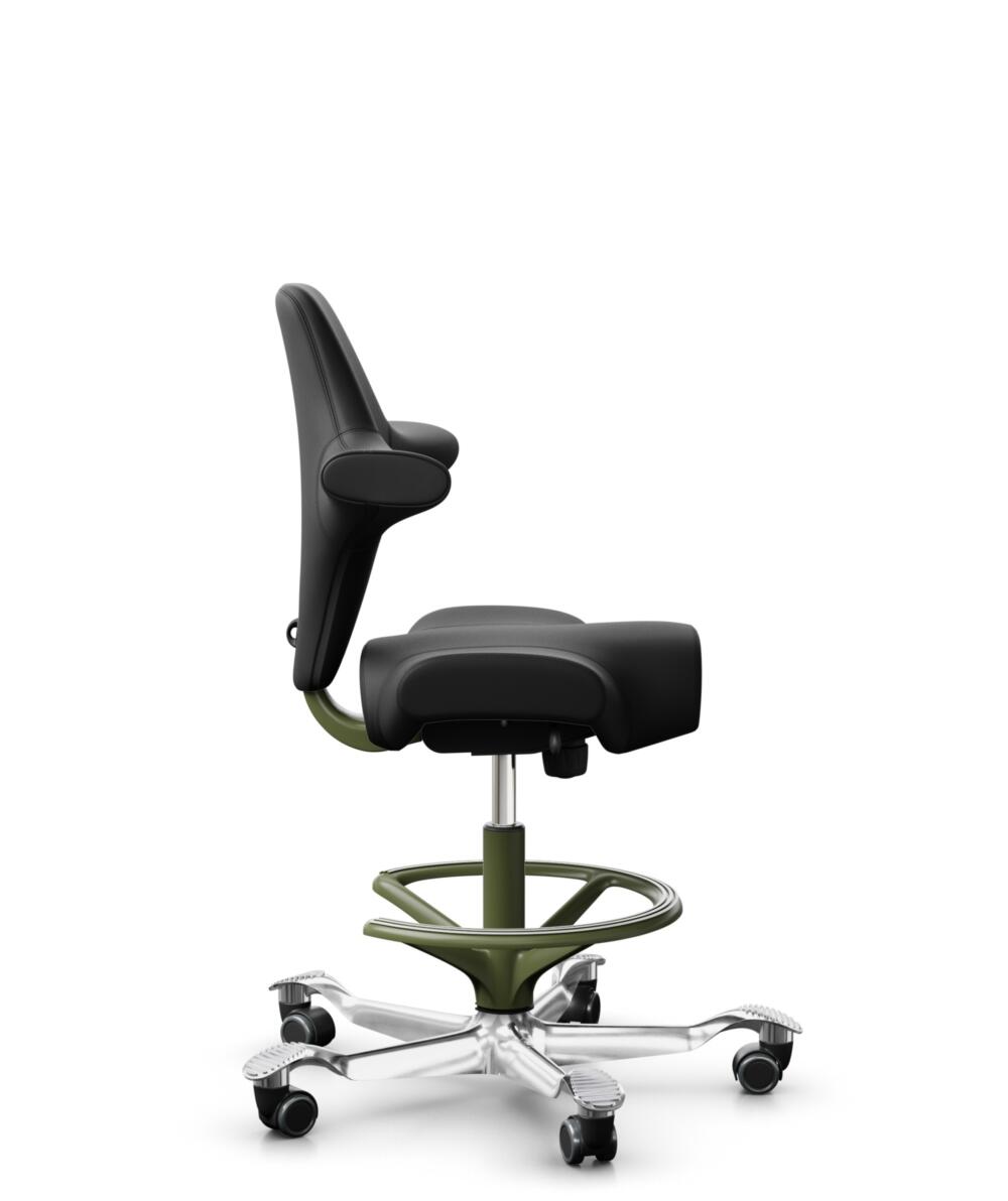HÅG Capisco 8106 - Illusion 3.0 (Nevotex) - Polyurethaan Kunstleer - ILU3110 - Black - Framekleur - Moss Grey - Gasveer - 200 mm (Zithoogte 46-64cm) - Vloercontact - Zachte wielen t.b.v. harde vloeren - Voetenring - Ja, in framekleur - Voetster - Ja, v... - 2