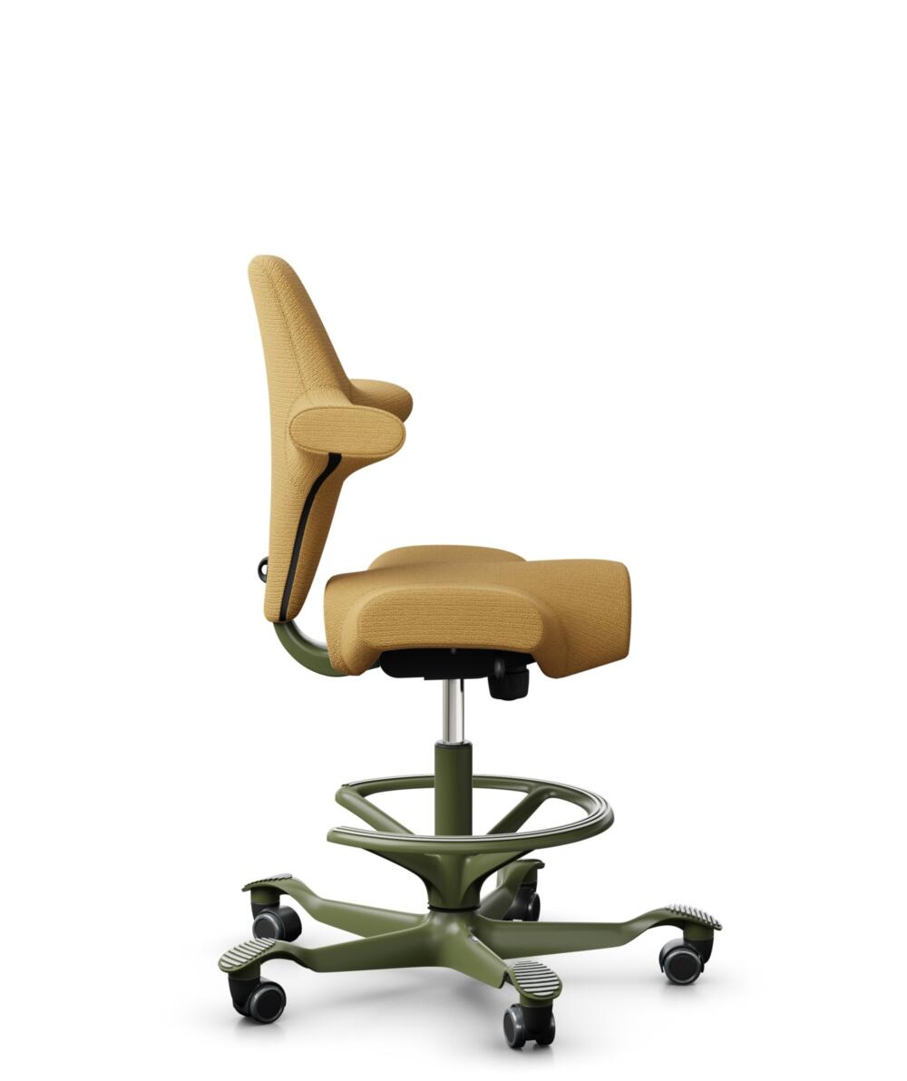 HÅG Capisco 8106 - Sirdal (GU) - Wol - SRD320 - Ochre - Framekleur - Moss Grey - Gasveer - 200 mm (Zithoogte 46-64cm) - Vloercontact - Harde wielen t.b.v. zachte vloeren - Voetenring - Ja, in framekleur - Voetster - Nee, voetster in framekleur - 2