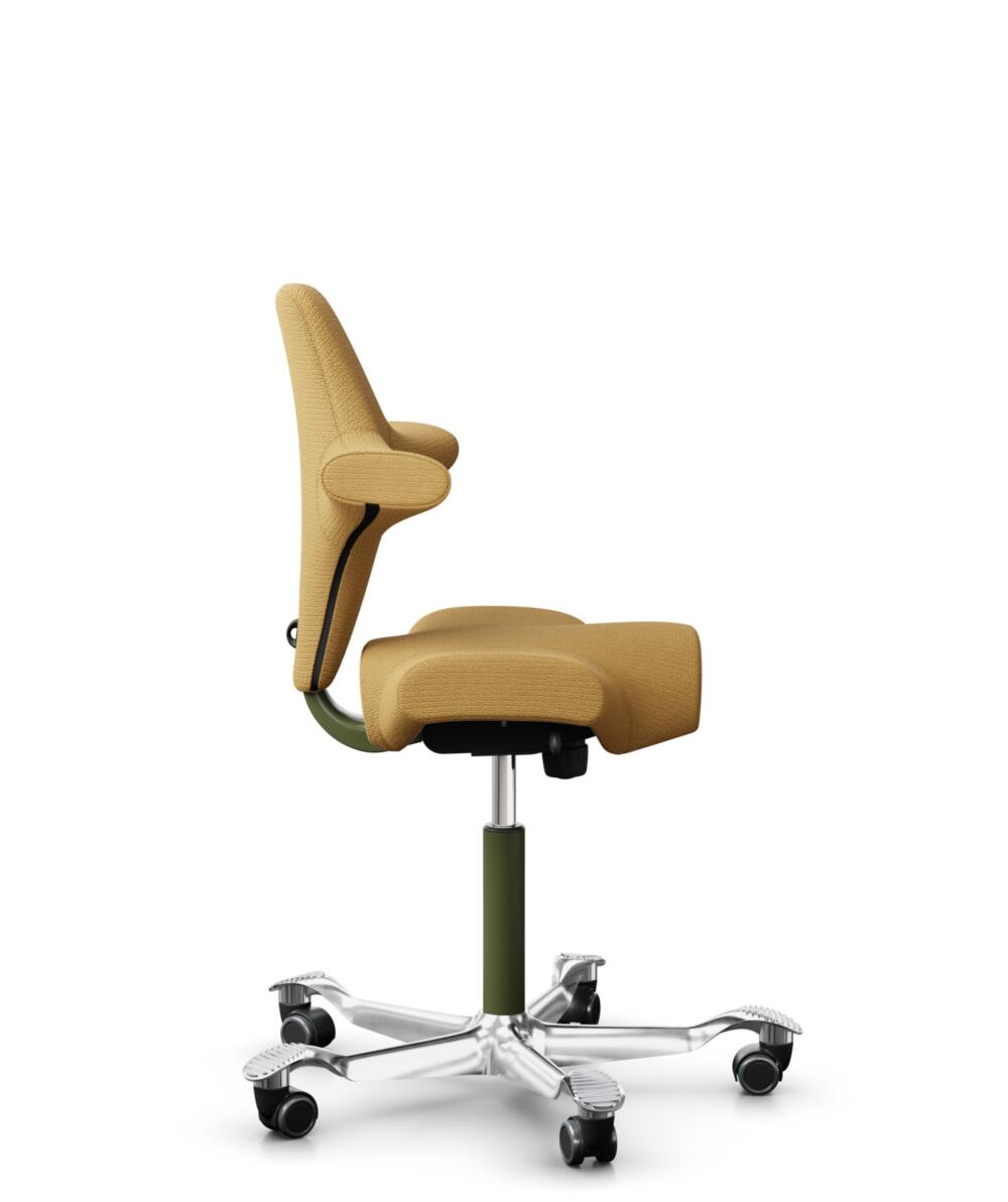 HÅG Capisco 8106 - Sirdal (GU) - Wol - SRD320 - Ochre - Framekleur - Moss Grey - Gasveer - 265 mm (Zithoogte 53-79cm) - Vloercontact - Harde wielen t.b.v. zachte vloeren - Voetenring - Nee, geen voetenring - Voetster - Ja, voetster in gepolijst aluminium - 2