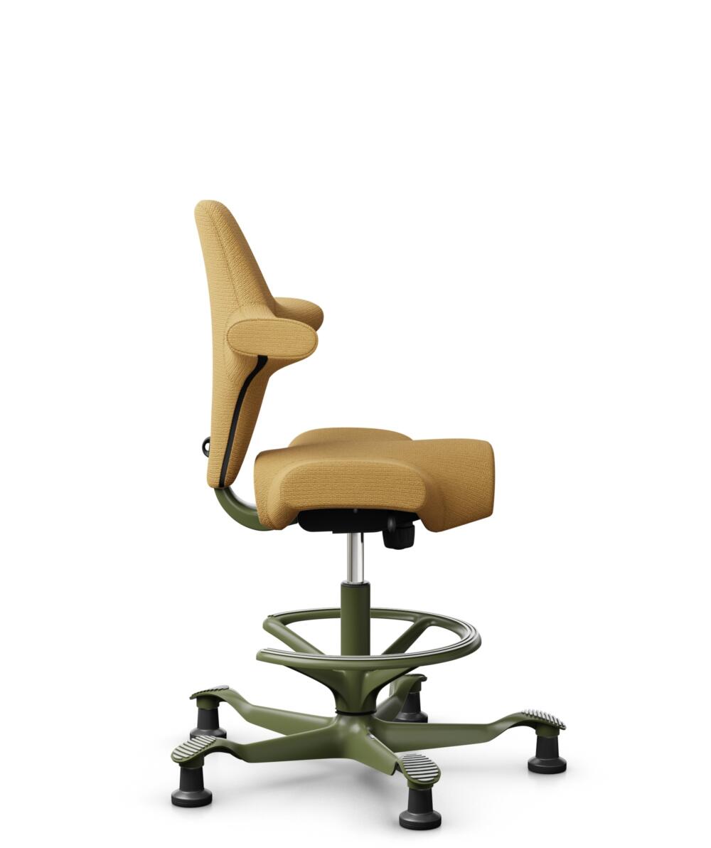HÅG Capisco 8106 - Sirdal (GU) - Wol - SRD320 - Ochre - Framekleur - Moss Grey - Gasveer - 265 mm (Zithoogte 53-79cm) - Vloercontact - Glijdoppen - Voetenring - Ja, in framekleur - Voetster - Nee, voetster in framekleur - 2