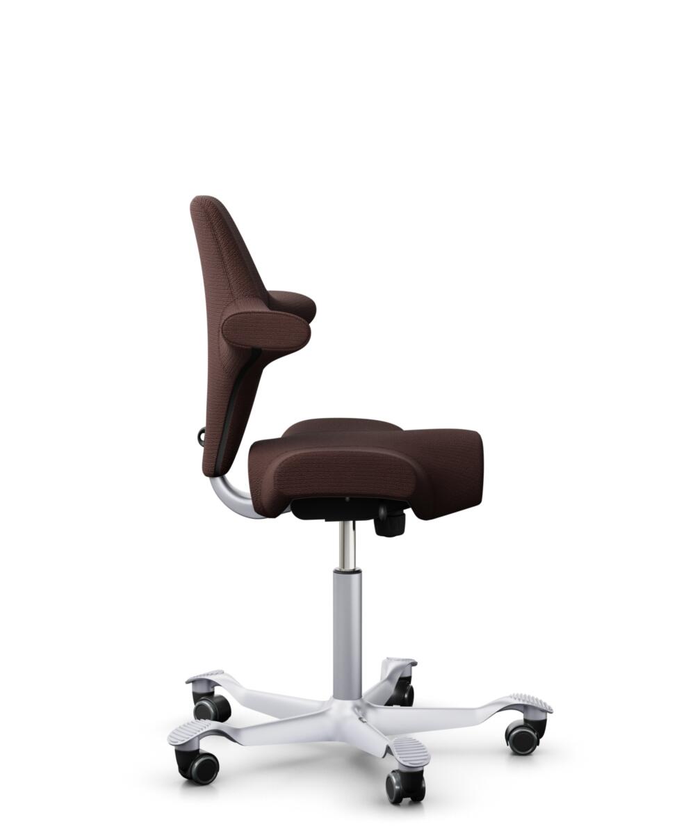 HÅG Capisco 8106 - Sirdal (GU) - Wol - SRD480 - Chestnut - Framekleur - Zilver - Gasveer - 150 mm (Zithoogte 40-55cm) - Vloercontact - Harde wielen t.b.v. zachte vloeren - Voetenring - Nee, geen voetenring - Voetster - Nee, voetster in framekleur - 2