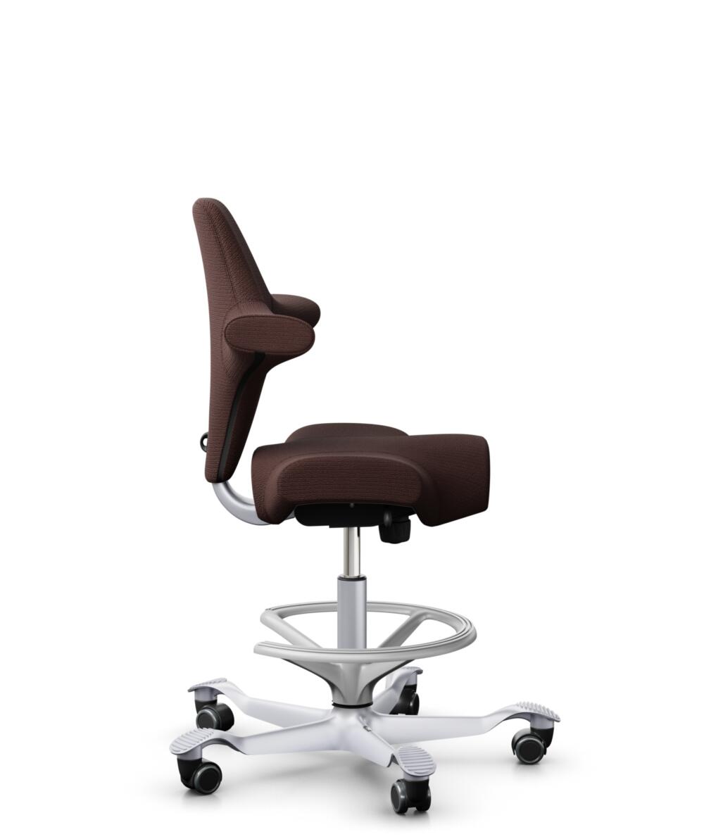 HÅG Capisco 8106 - Sirdal (GU) - Wol - SRD480 - Chestnut - Framekleur - Zilver - Gasveer - 265 mm (Zithoogte 53-79cm) - Vloercontact - Harde wielen t.b.v. zachte vloeren - Voetenring - Ja, in framekleur - Voetster - Nee, voetster in framekleur - 2