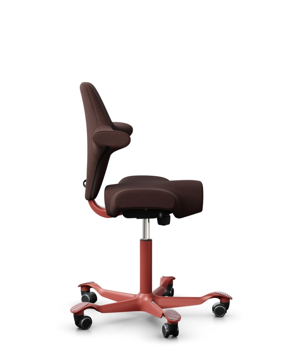 HÅG Capisco 8106 - Sirdal (GU) - Wol - SRD480 - Chestnut - Framekleur - Blush Rose - Gasveer - 150 mm (Zithoogte 40-55cm) - Vloercontact - Harde wielen t.b.v. zachte vloeren - Voetenring - Nee, geen voetenring - Voetster - Nee, voetster in framekleur - 2