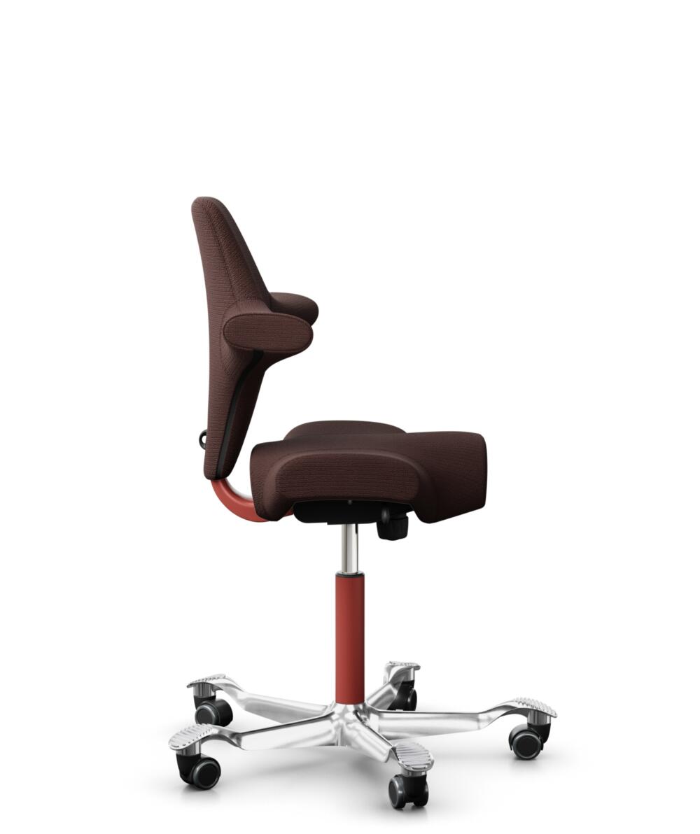 HÅG Capisco 8106 - Sirdal (GU) - Wol - SRD480 - Chestnut - Framekleur - Blush Rose - Gasveer - 200 mm (Zithoogte 46-64cm) - Vloercontact - Zachte wielen t.b.v. harde vloeren - Voetenring - Nee, geen voetenring - Voetster - Ja, voetster in gepolijst alu... - 2