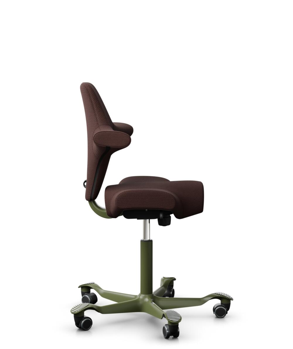 HÅG Capisco 8106 - Sirdal (GU) - Wol - SRD480 - Chestnut - Framekleur - Moss Grey - Gasveer - 150 mm (Zithoogte 40-55cm) - Vloercontact - Harde wielen t.b.v. zachte vloeren - Voetenring - Nee, geen voetenring - Voetster - Nee, voetster in framekleur - 2