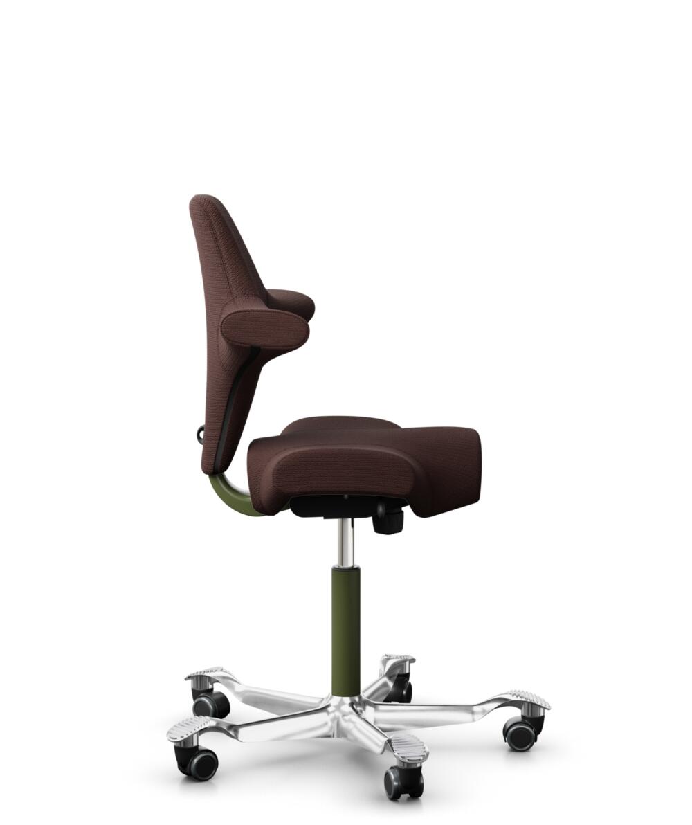 HÅG Capisco 8106 - Sirdal (GU) - Wol - SRD480 - Chestnut - Framekleur - Moss Grey - Gasveer - 150 mm (Zithoogte 40-55cm) - Vloercontact - Harde wielen t.b.v. zachte vloeren - Voetenring - Nee, geen voetenring - Voetster - Ja, voetster in gepolijst alum... - 2