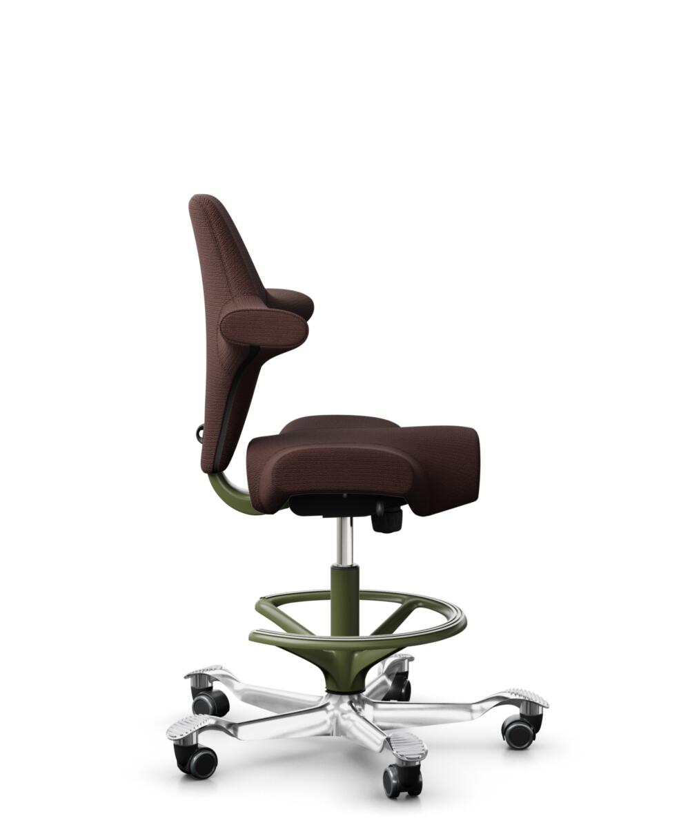 HÅG Capisco 8106 - Sirdal (GU) - Wol - SRD480 - Chestnut - Framekleur - Moss Grey - Gasveer - 200 mm (Zithoogte 46-64cm) - Vloercontact - Zachte wielen t.b.v. harde vloeren - Voetenring - Ja, in framekleur - Voetster - Ja, voetster in gepolijst aluminium - 2