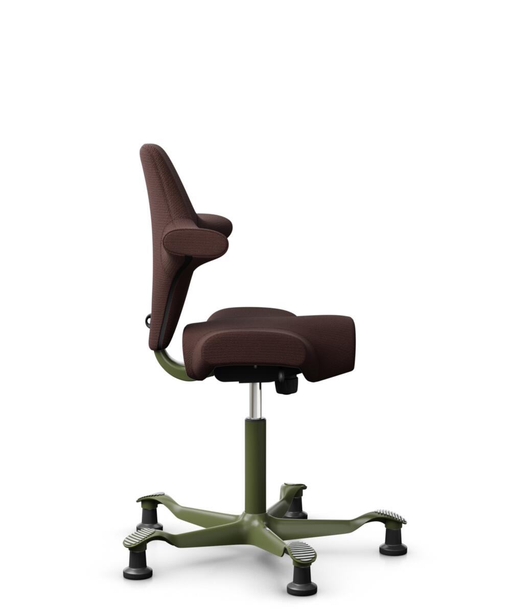 HÅG Capisco 8106 - Sirdal (GU) - Wol - SRD480 - Chestnut - Framekleur - Moss Grey - Gasveer - 265 mm (Zithoogte 53-79cm) - Vloercontact - Glijdoppen - Voetenring - Nee, geen voetenring - Voetster - Nee, voetster in framekleur - 2