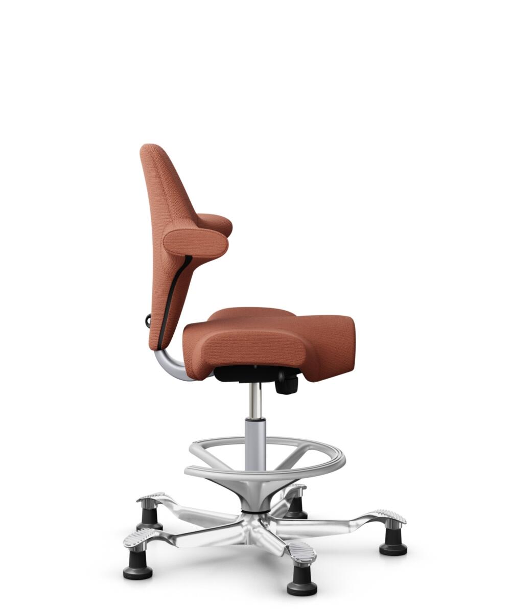 HÅG Capisco 8106 - Sirdal (GU) - Wol - SRD630 - Brick red - Framekleur - Zilver - Gasveer - 265 mm (Zithoogte 53-79cm) - Vloercontact - Glijdoppen - Voetenring - Ja, in framekleur - Voetster - Ja, voetster in gepolijst aluminium - 2