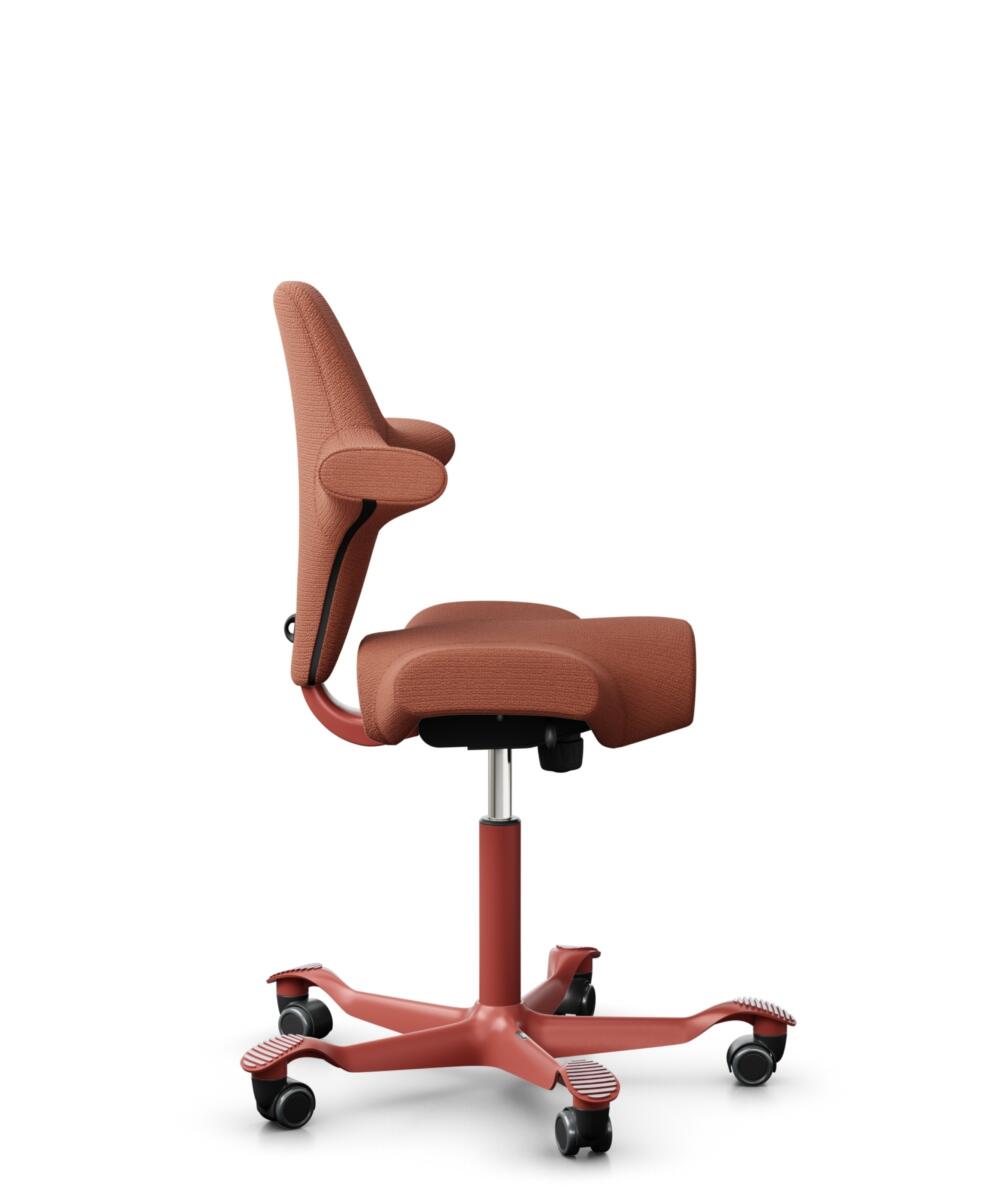 HÅG Capisco 8106 - Sirdal (GU) - Wol - SRD630 - Brick red - Framekleur - Blush Rose - Gasveer - 200 mm (Zithoogte 46-64cm) - Vloercontact - Harde wielen t.b.v. zachte vloeren - Voetenring - Nee, geen voetenring - Voetster - Nee, voetster in framekleur - 2