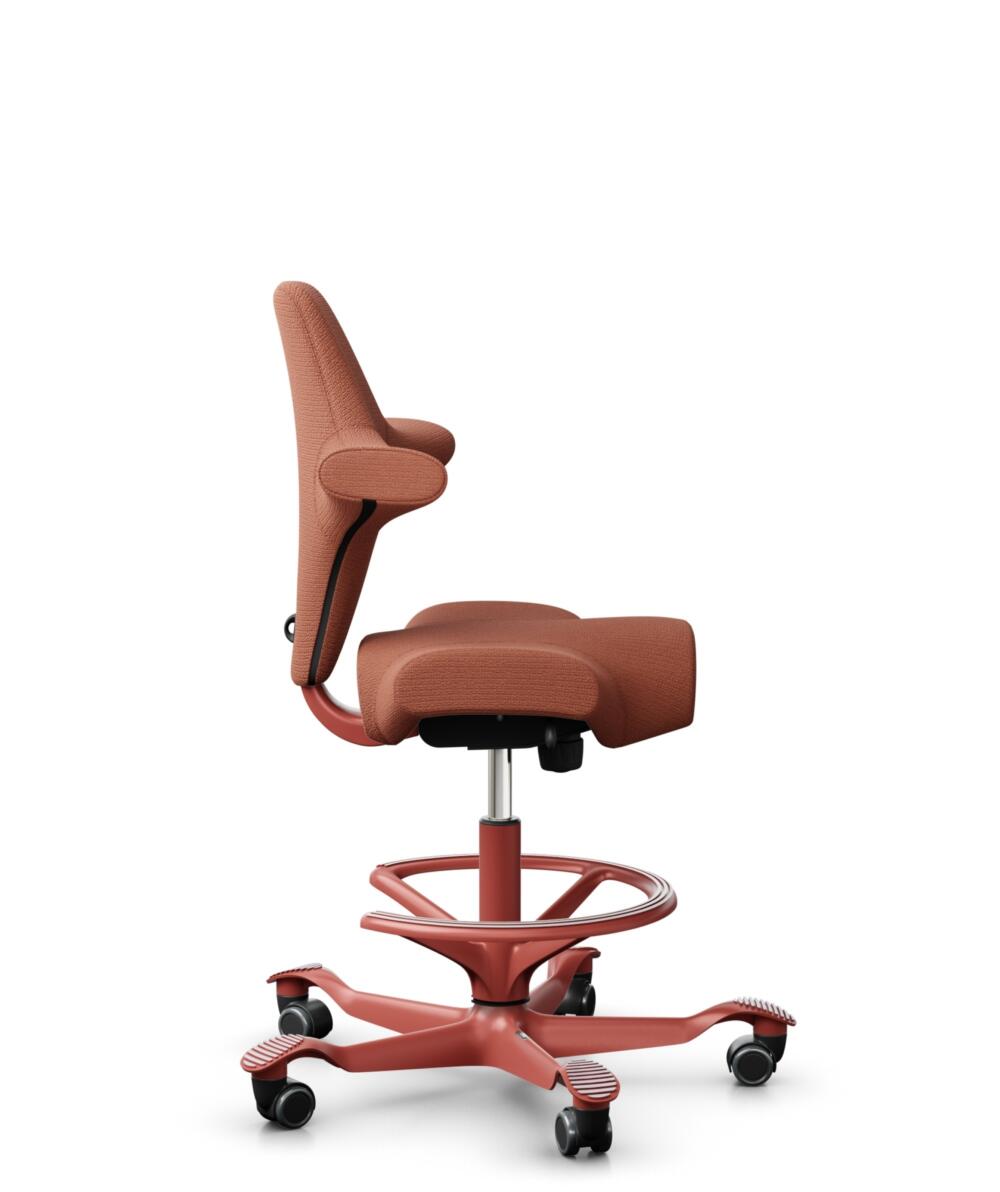 HÅG Capisco 8106 - Sirdal (GU) - Wol - SRD630 - Brick red - Framekleur - Blush Rose - Gasveer - 265 mm (Zithoogte 53-79cm) - Vloercontact - Harde wielen t.b.v. zachte vloeren - Voetenring - Ja, in framekleur - Voetster - Nee, voetster in framekleur - 2