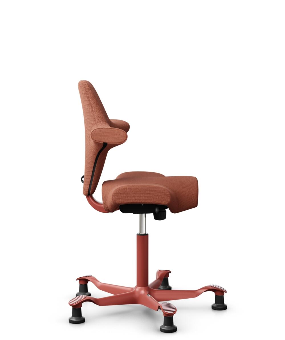 HÅG Capisco 8106 - Sirdal (GU) - Wol - SRD630 - Brick red - Framekleur - Blush Rose - Gasveer - 265 mm (Zithoogte 53-79cm) - Vloercontact - Glijdoppen - Voetenring - Nee, geen voetenring - Voetster - Nee, voetster in framekleur - 2